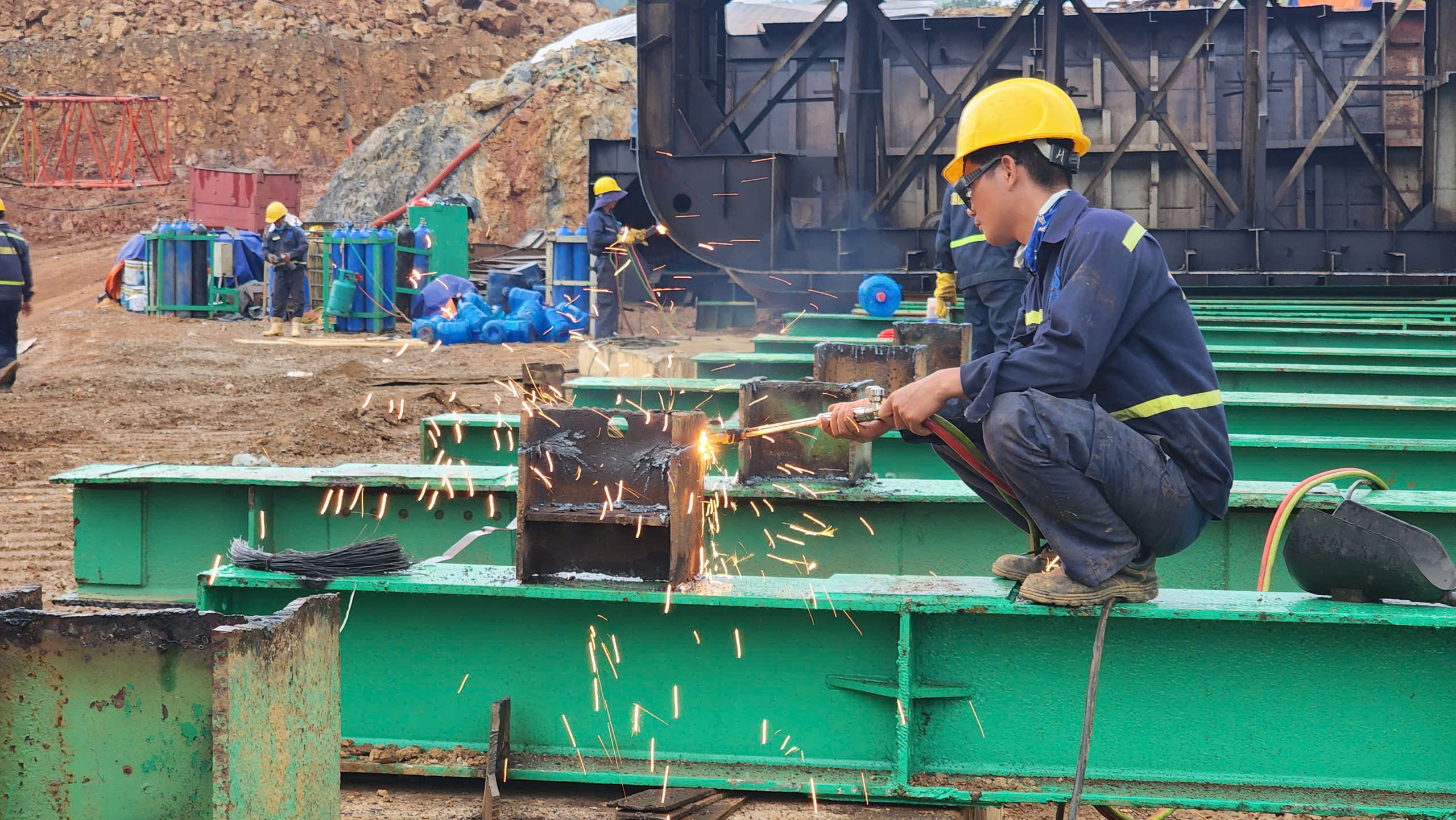 Lắp đặt s&agrave; lan lớn thi c&ocirc;ng cầu c&oacute; 2 kỷ lục tr&ecirc;n cao tốc H&ograve;a B&igrave;nh - Mộc Ch&acirc;u- Ảnh 8.