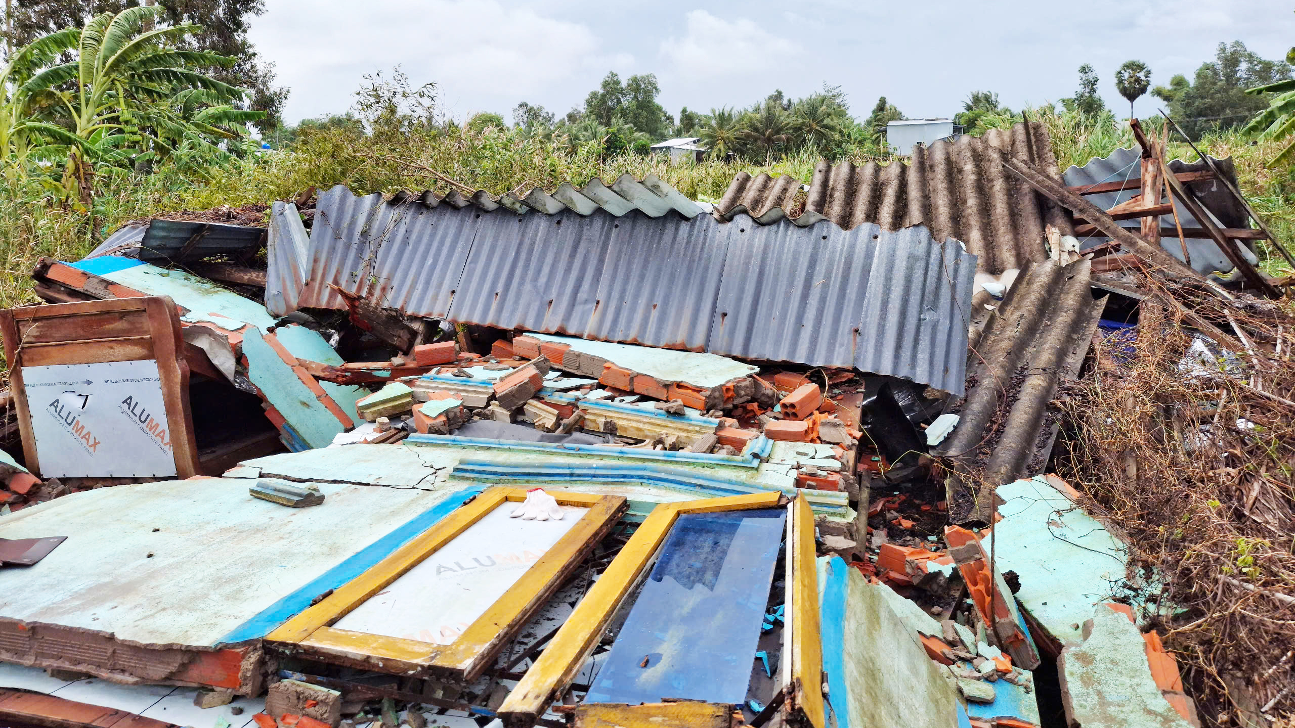 Lốc xo&aacute;y l&agrave;m sập, tốc m&aacute;i h&agrave;ng chục nh&agrave; d&acirc;n ở C&agrave; Mau- Ảnh 2.