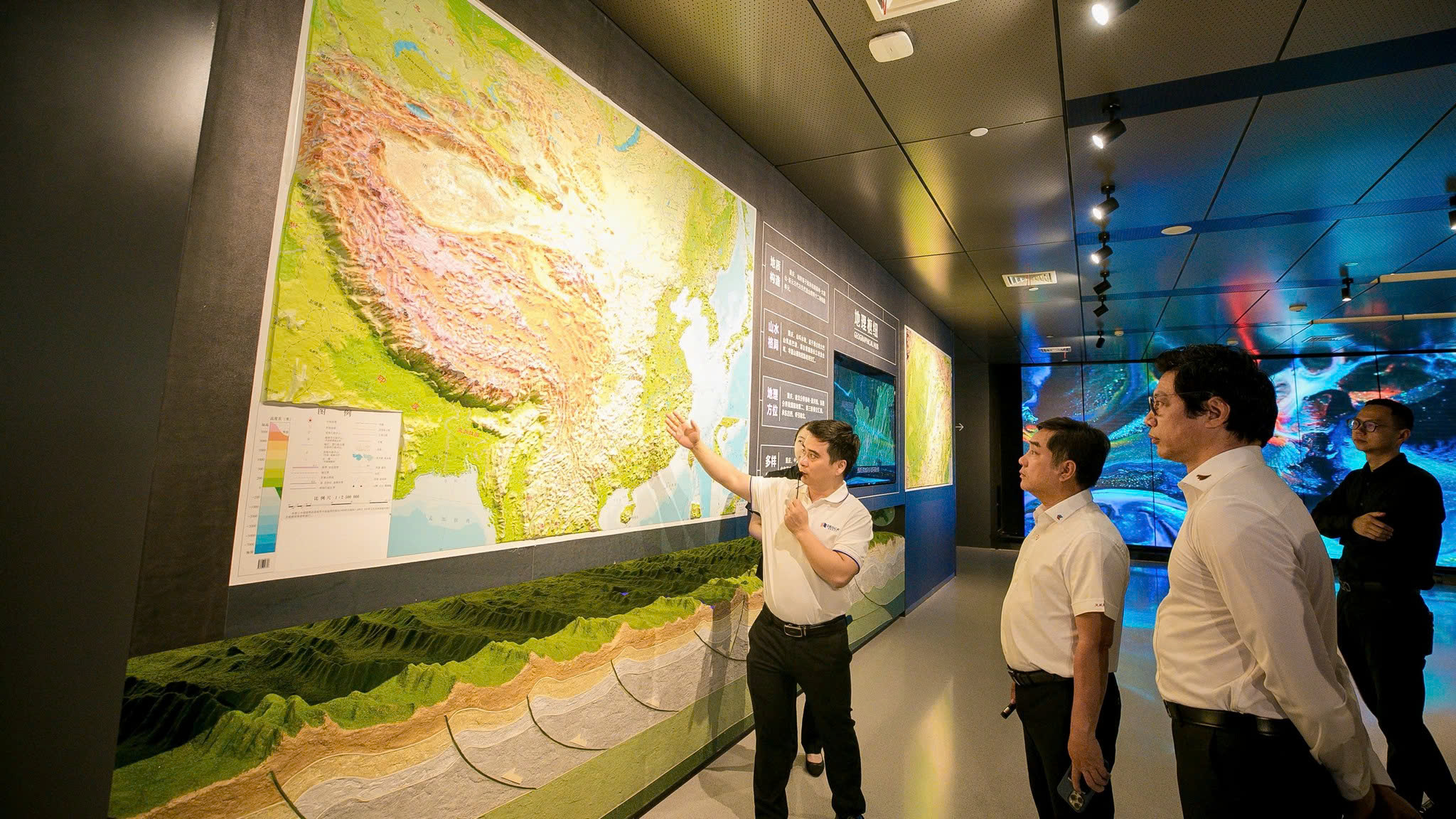 Đ&egrave;o Cả, Văn Ph&uacute; nghi&ecirc;n cứu kinh nghiệm quốc tế trong ph&aacute;t triển hạ tầng đ&ocirc; thị- Ảnh 1.