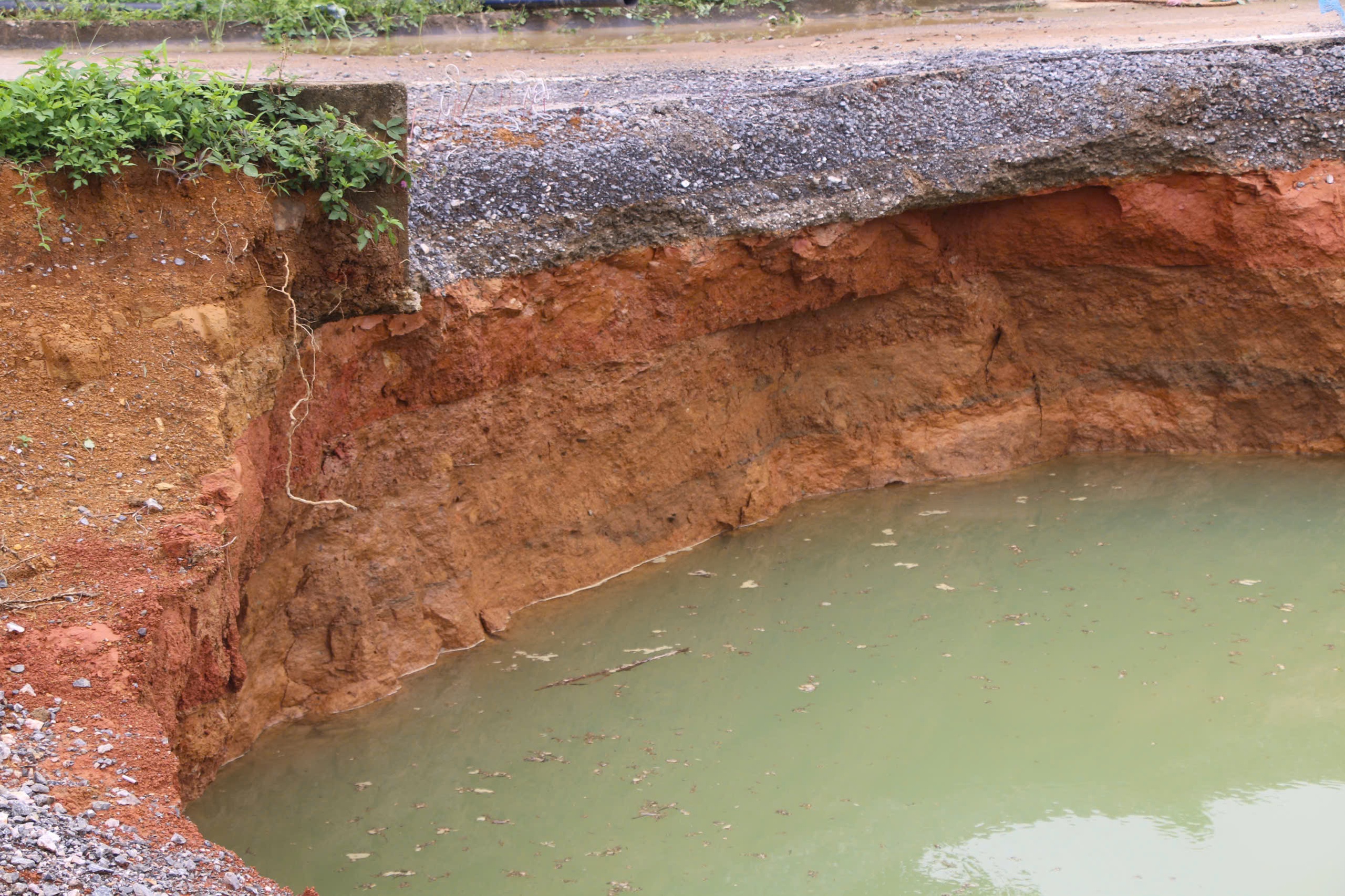 Hiểm họa từ hố tử thần mở rộng tại bản l&agrave;ng v&ugrave;ng cao Bắc Kạn- Ảnh 4.