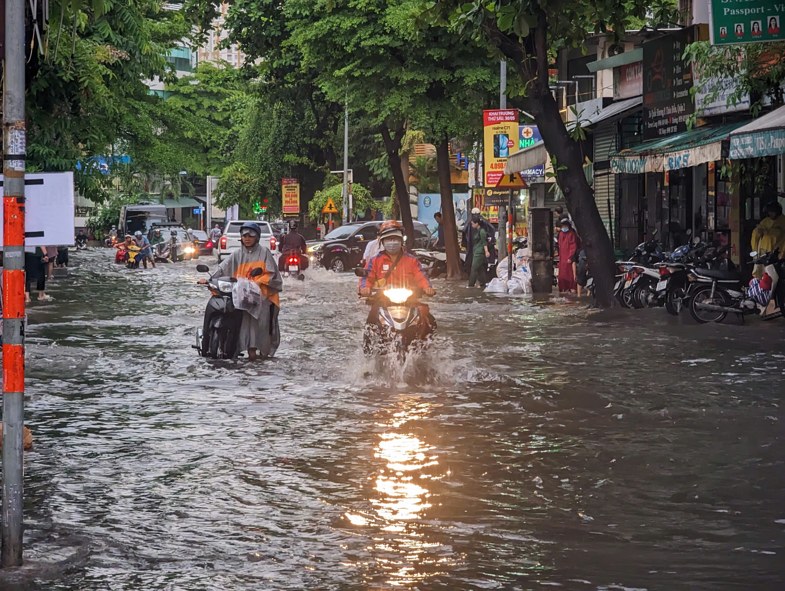Nhiều tuyến đường ở TP.HCM ngập nặng sau mưa lớn- Ảnh 4.