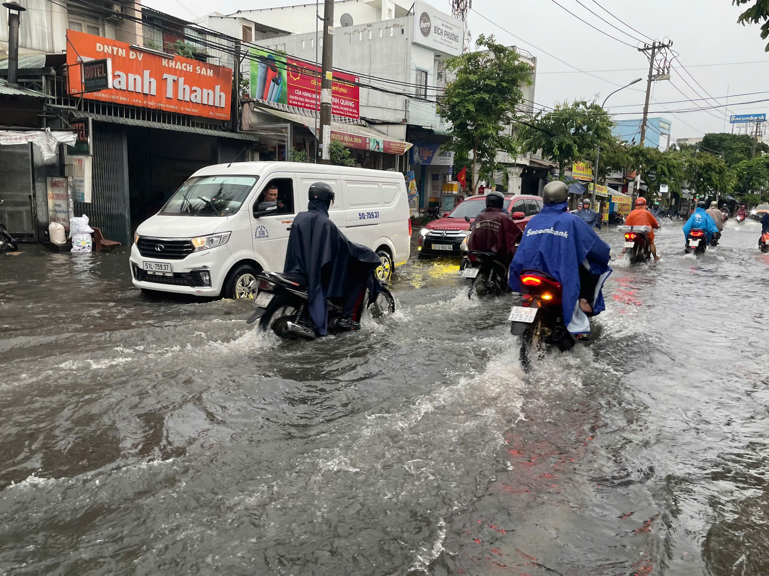 Nhiều tuyến đường ở TP.HCM ngập nặng sau mưa lớn- Ảnh 5.
