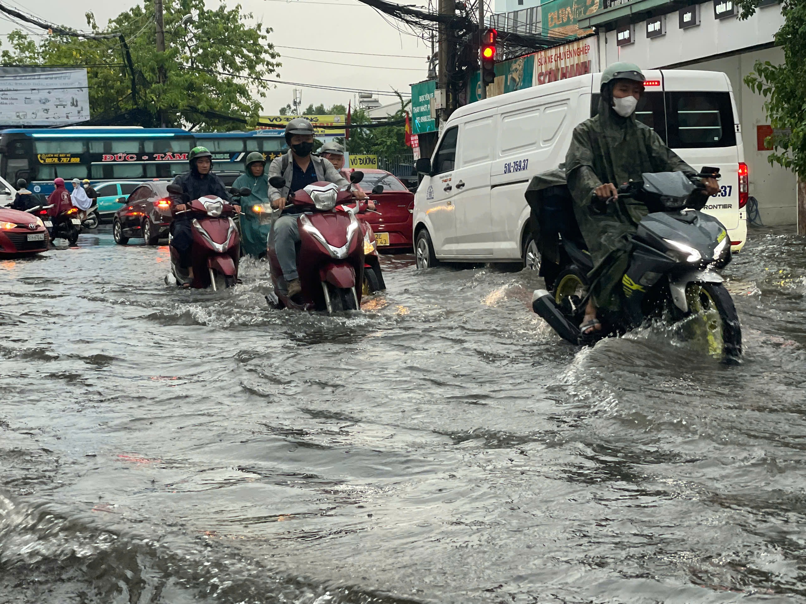 Nhiều tuyến đường ở TP.HCM ngập nặng sau mưa lớn- Ảnh 1.