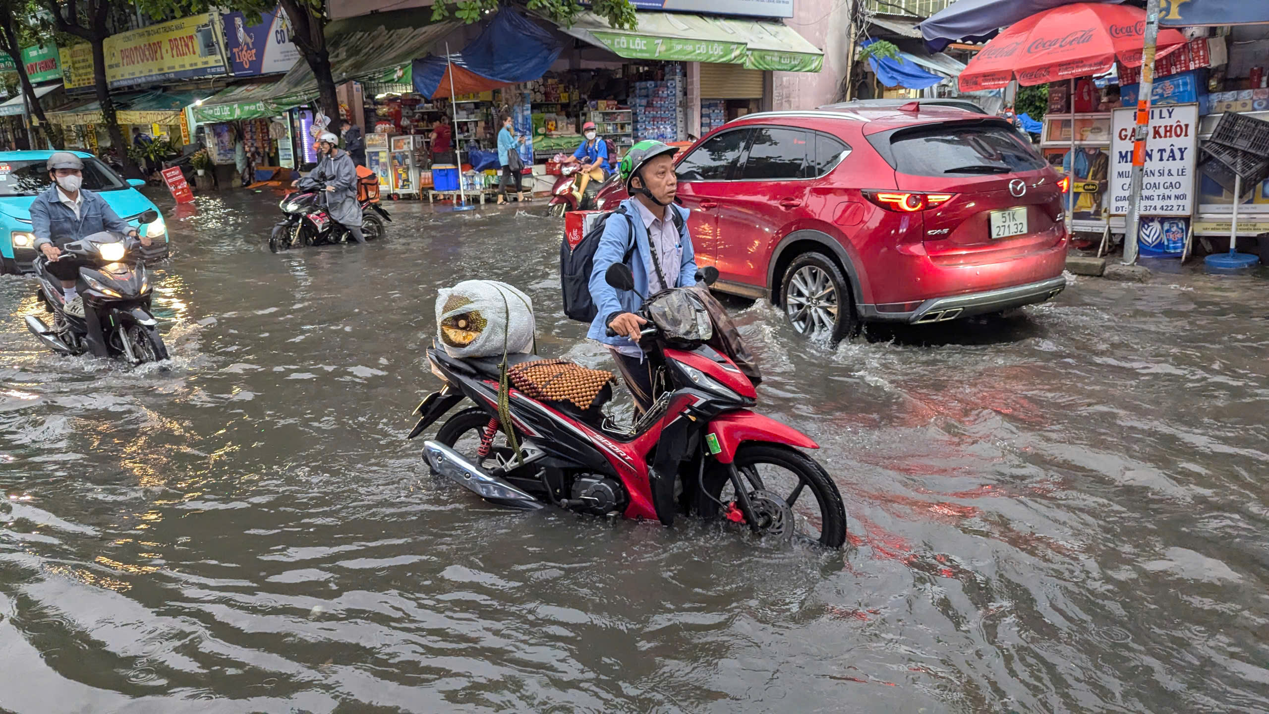 Nhiều tuyến đường ở TP.HCM ngập nặng sau mưa lớn- Ảnh 3.