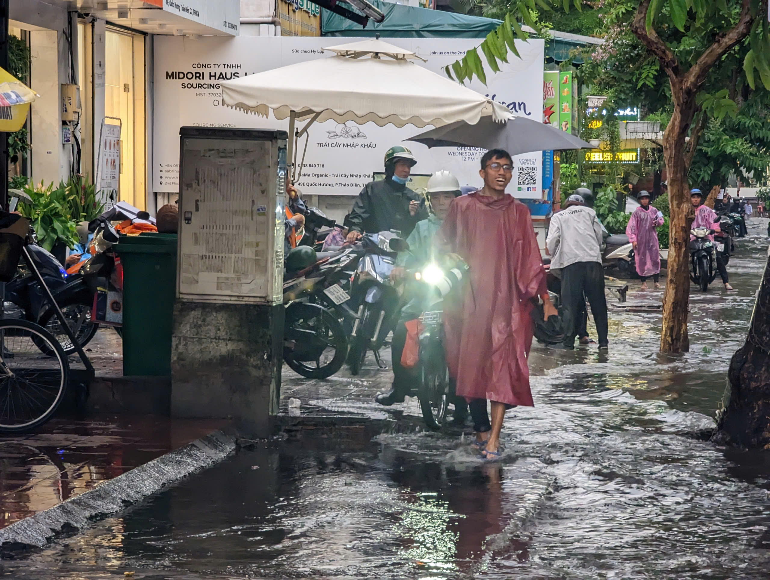 Nhiều tuyến đường ở TP.HCM ngập nặng sau mưa lớn- Ảnh 8.