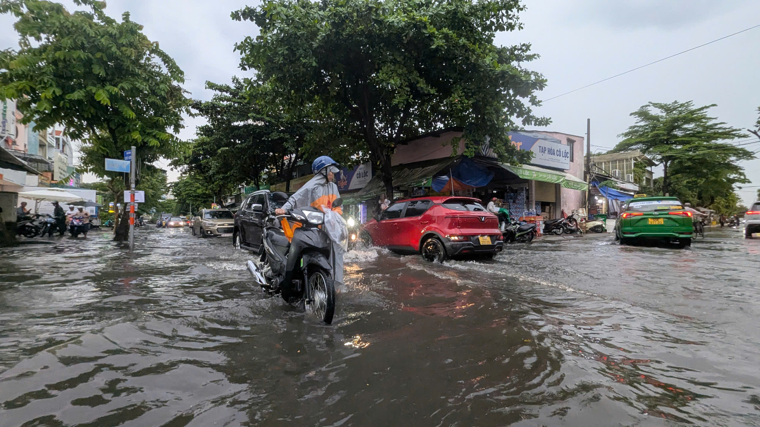 Nhiều tuyến đường ở TP.HCM ngập nặng sau mưa lớn- Ảnh 7.