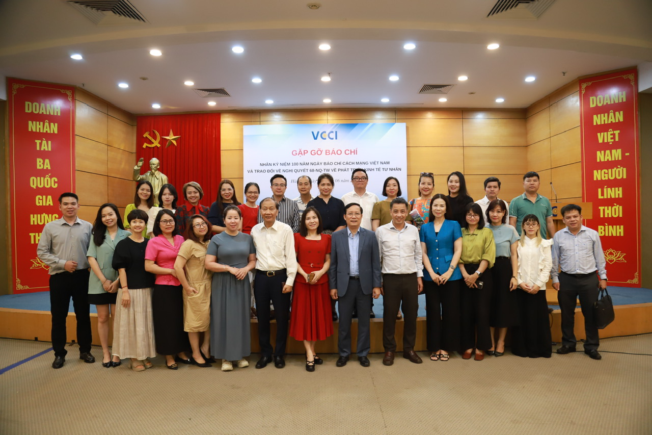VCCI đồng h&agrave;nh c&ugrave;ng b&aacute;o ch&iacute;: Khơi dậy kh&aacute;t vọng kinh tế tư nh&acirc;n- Ảnh 3.