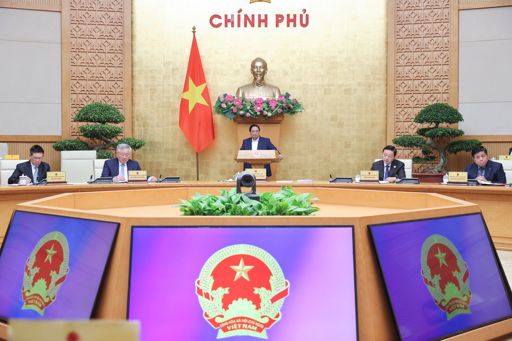 Thủ tướng: Giải quyết và trả lời rõ ràng đề xuất, kiến nghị của địa phương, doanh nghiệp- Ảnh 2. Thủ tướng: Giải quyết và trả lời rõ ràng đề xuất, kiến nghị của địa phương, doanh nghiệp- Ảnh 2.