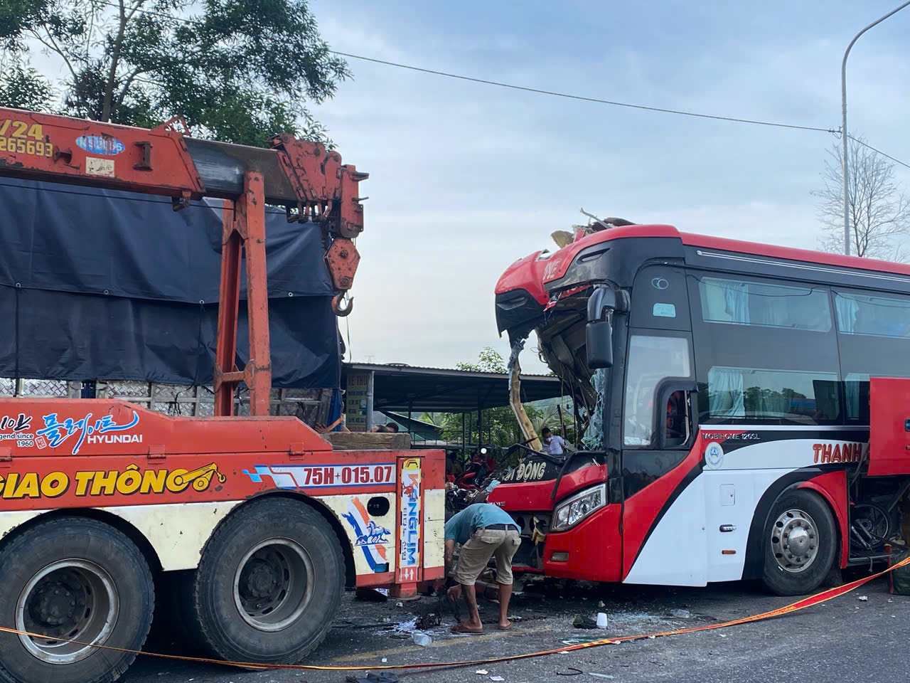 Ô tô khách va chạm xe tải trên đường tránh Huế, phụ xe tử vong tại chỗ, 5 người bị thương- Ảnh 1. Ô tô khách va chạm xe tải trên đường tránh Huế, phụ xe tử vong tại chỗ, 5 người bị thương- Ảnh 1.