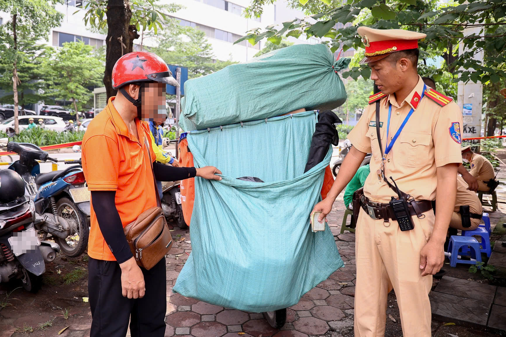 Nhận mức phạt "bằng cả th&aacute;ng lương", t&agrave;i xế xe &ocirc;m c&ocirc;ng nghệ trần t&igrave;nh đủ l&yacute; do- Ảnh 4.