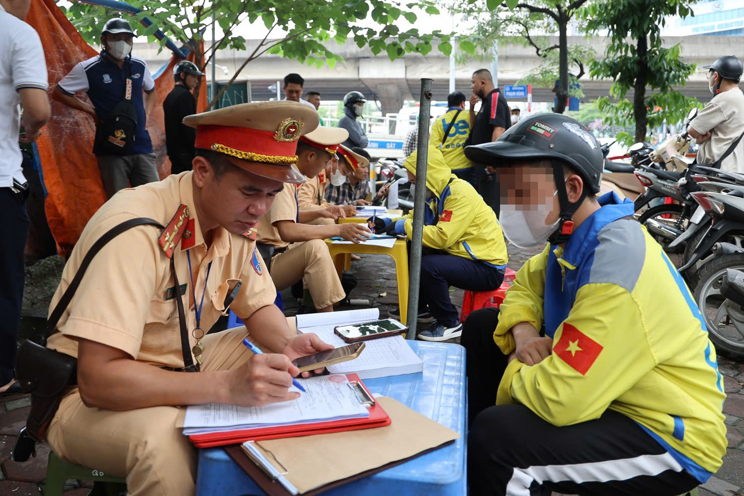 Nhận mức phạt "bằng cả th&aacute;ng lương", t&agrave;i xế xe &ocirc;m c&ocirc;ng nghệ trần t&igrave;nh đủ l&yacute; do- Ảnh 5.