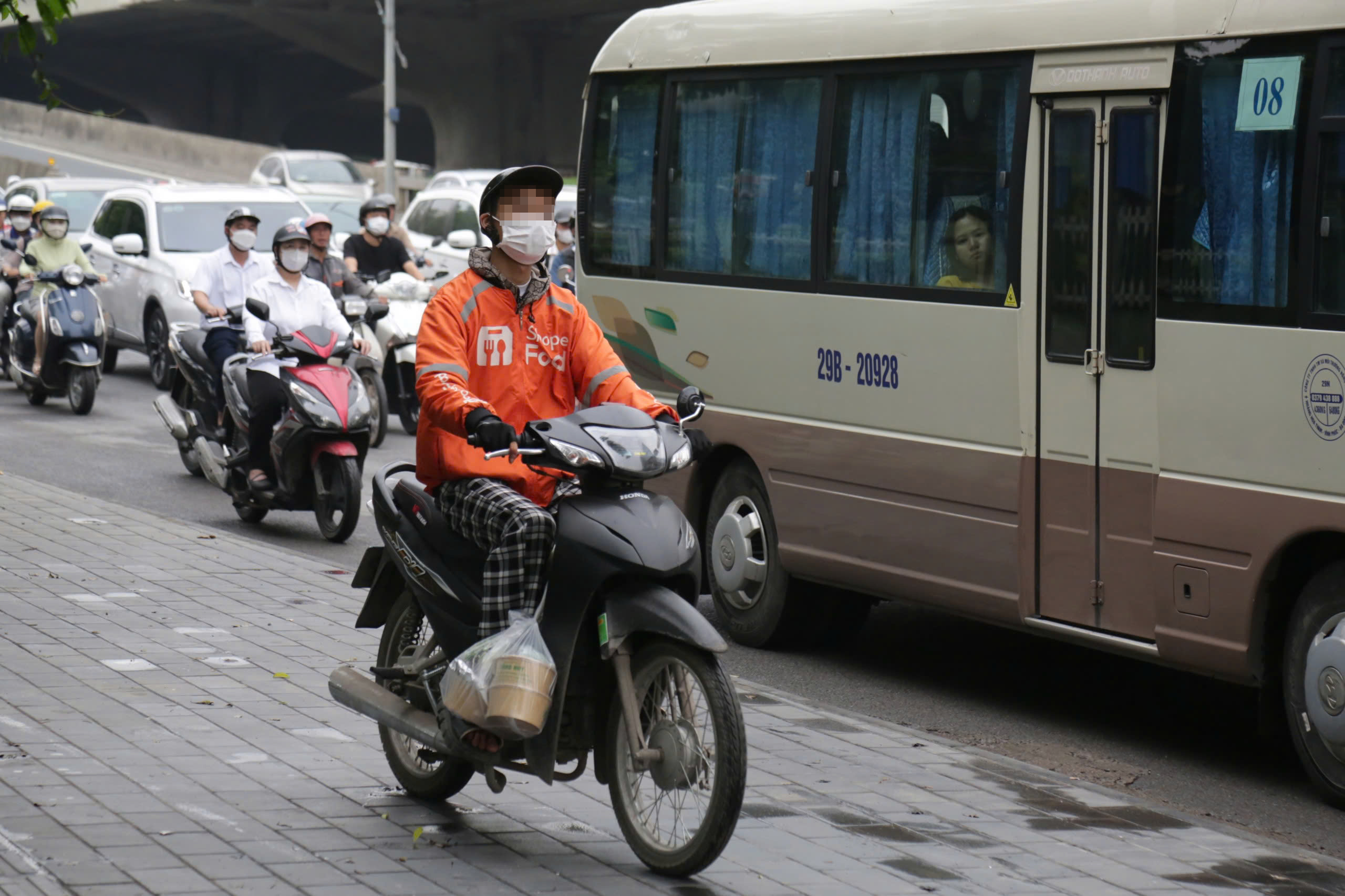 Nhận mức phạt "bằng cả th&aacute;ng lương", t&agrave;i xế xe &ocirc;m c&ocirc;ng nghệ trần t&igrave;nh đủ l&yacute; do- Ảnh 3.