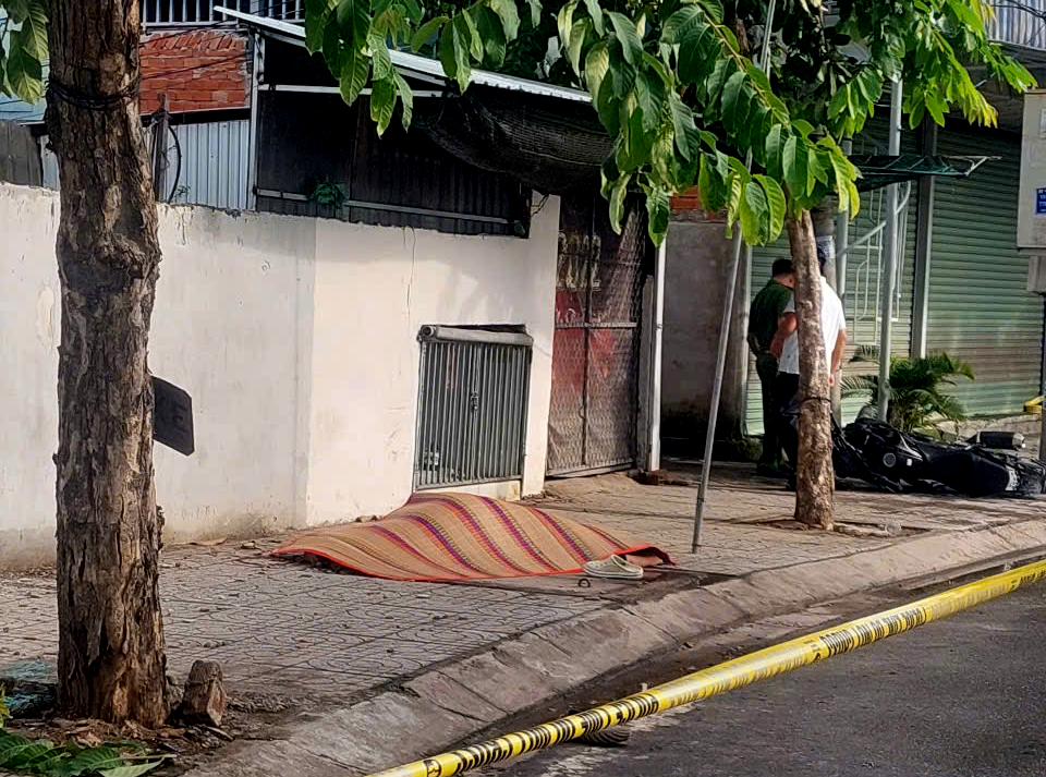 Cần Thơ: Đi m&ocirc; t&ocirc; đ&acirc;m sập tường, nam sinh vi&ecirc;n nước ngo&agrave;i tử vong- Ảnh 1.