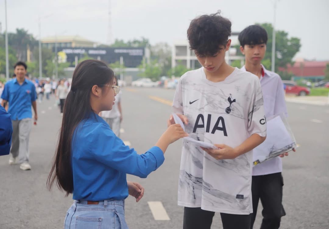 Bộ Giáo dục “tuýt còi” trường đại học loại tổ hợp C00, nhiều giáo viên, học sinh còn sốc- Ảnh 1. Bộ Giáo dục “tuýt còi” trường đại học loại tổ hợp C00, nhiều giáo viên, học sinh còn sốc- Ảnh 1.