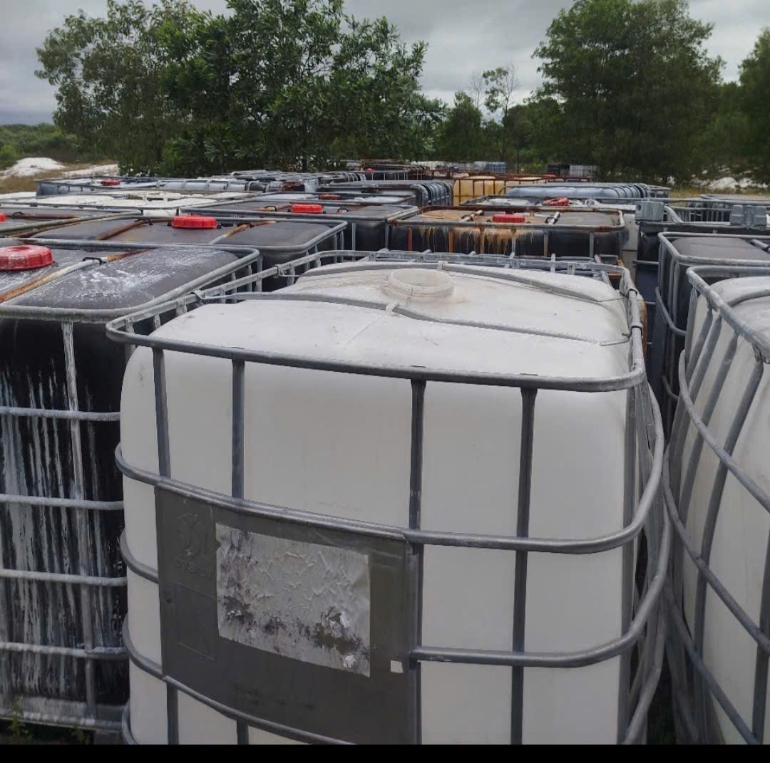 H&agrave;ng loạt vỏ th&ugrave;ng nhựa nghi đựng h&oacute;a chất ngổn ngang giữa khu d&acirc;n ở TP Huế- Ảnh 3.