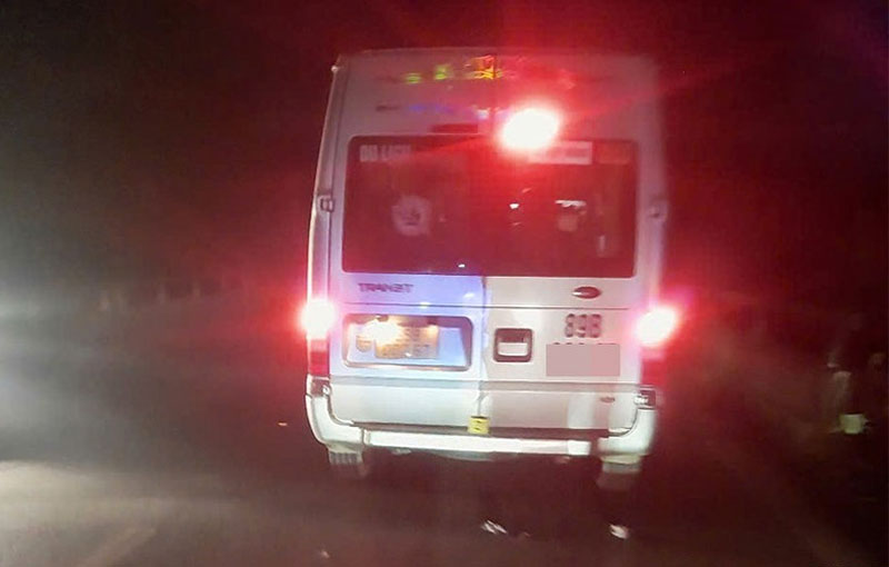 Chiếc xe khách 16 chỗ liên quan tới vụ tai nạn - Ảnh: Báo Hà Tĩnh. Chiếc xe khách 16 chỗ liên quan tới vụ tai nạn - Ảnh: Báo Hà Tĩnh.