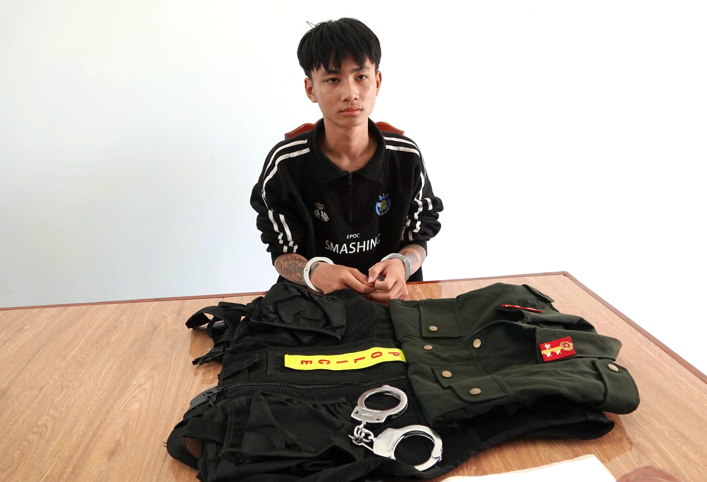 Bắt th&ecirc;m đối tượng giả danh cảnh s&aacute;t cưỡng đoạt t&agrave;i sản người đi đường- Ảnh 3.