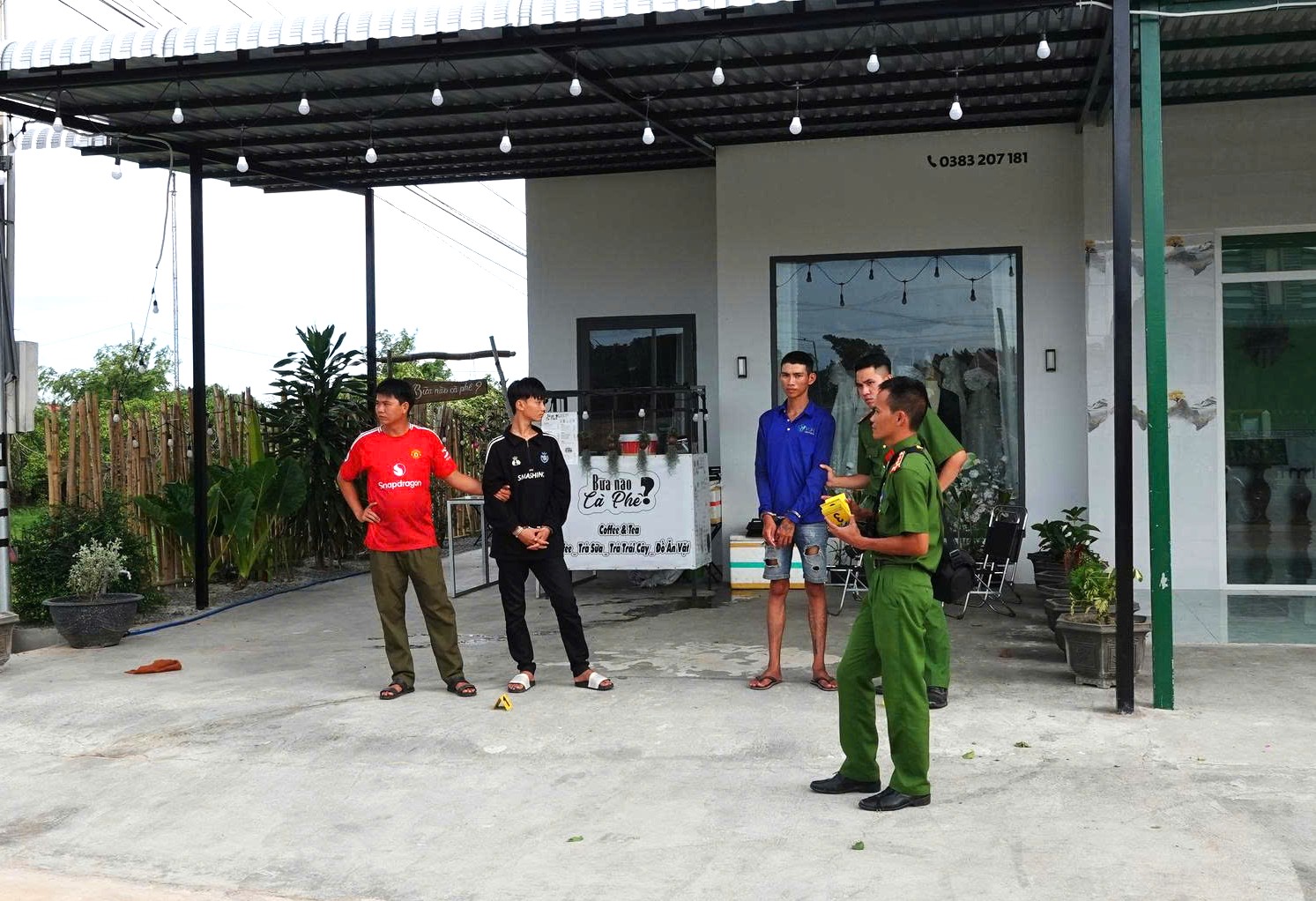 Bắt th&ecirc;m đối tượng giả danh cảnh s&aacute;t cưỡng đoạt t&agrave;i sản người đi đường- Ảnh 1.