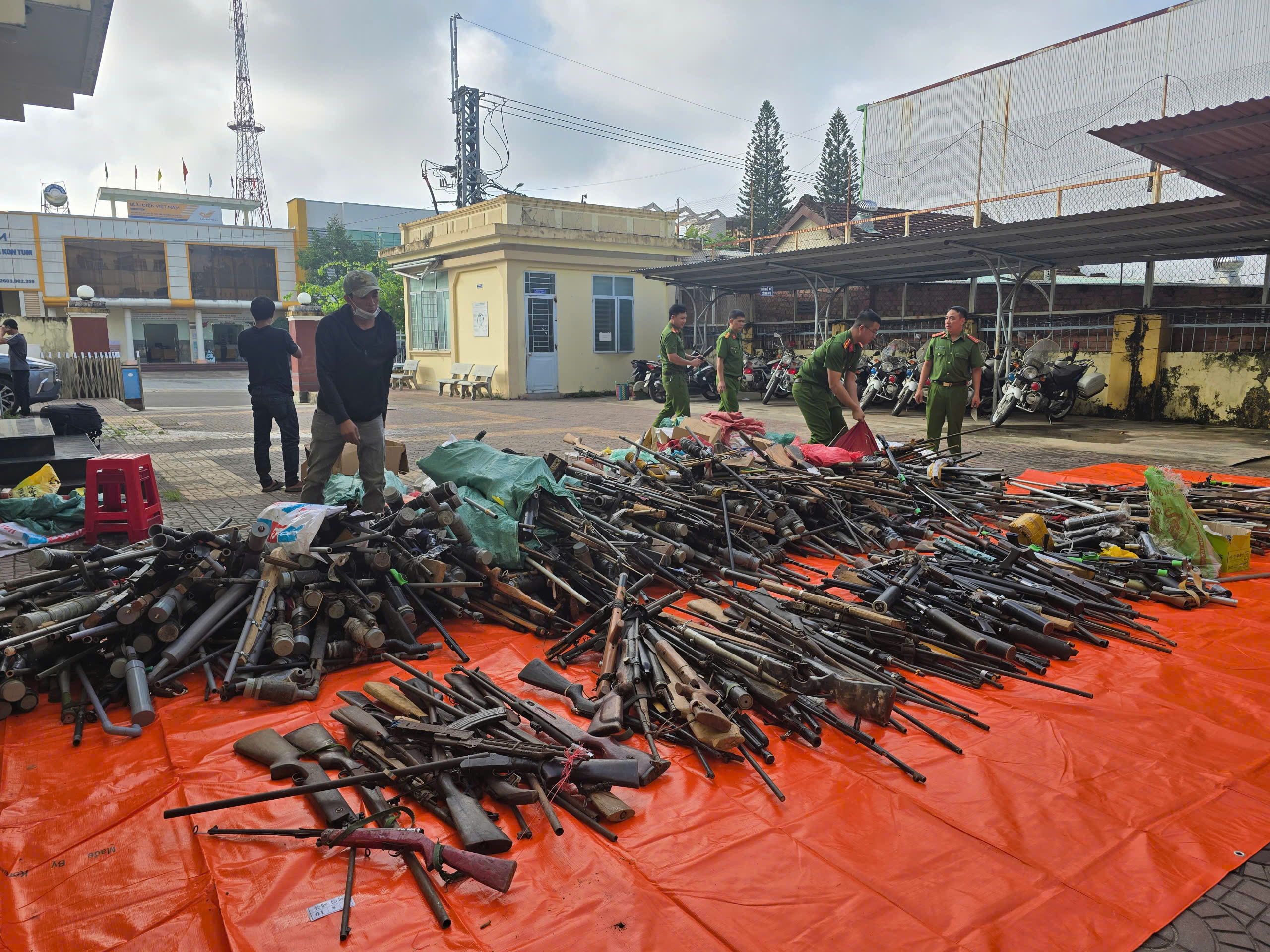 Hơn 1.000 khấu s&uacute;ng tự chế người d&acirc;n Kon Tum tự nguyện giao nộp được ti&ecirc;u huỷ thế n&agrave;o?- Ảnh 1.