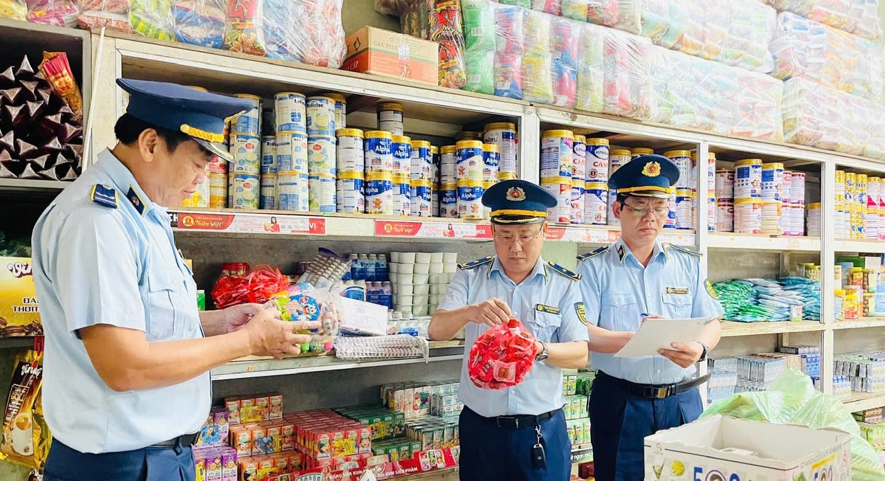 Thủ tướng: Xử l&yacute; nghi&ecirc;m c&aacute;n bộ tiếp tay cho bu&ocirc;n lậu, sản xuất h&agrave;ng giả- Ảnh 1.