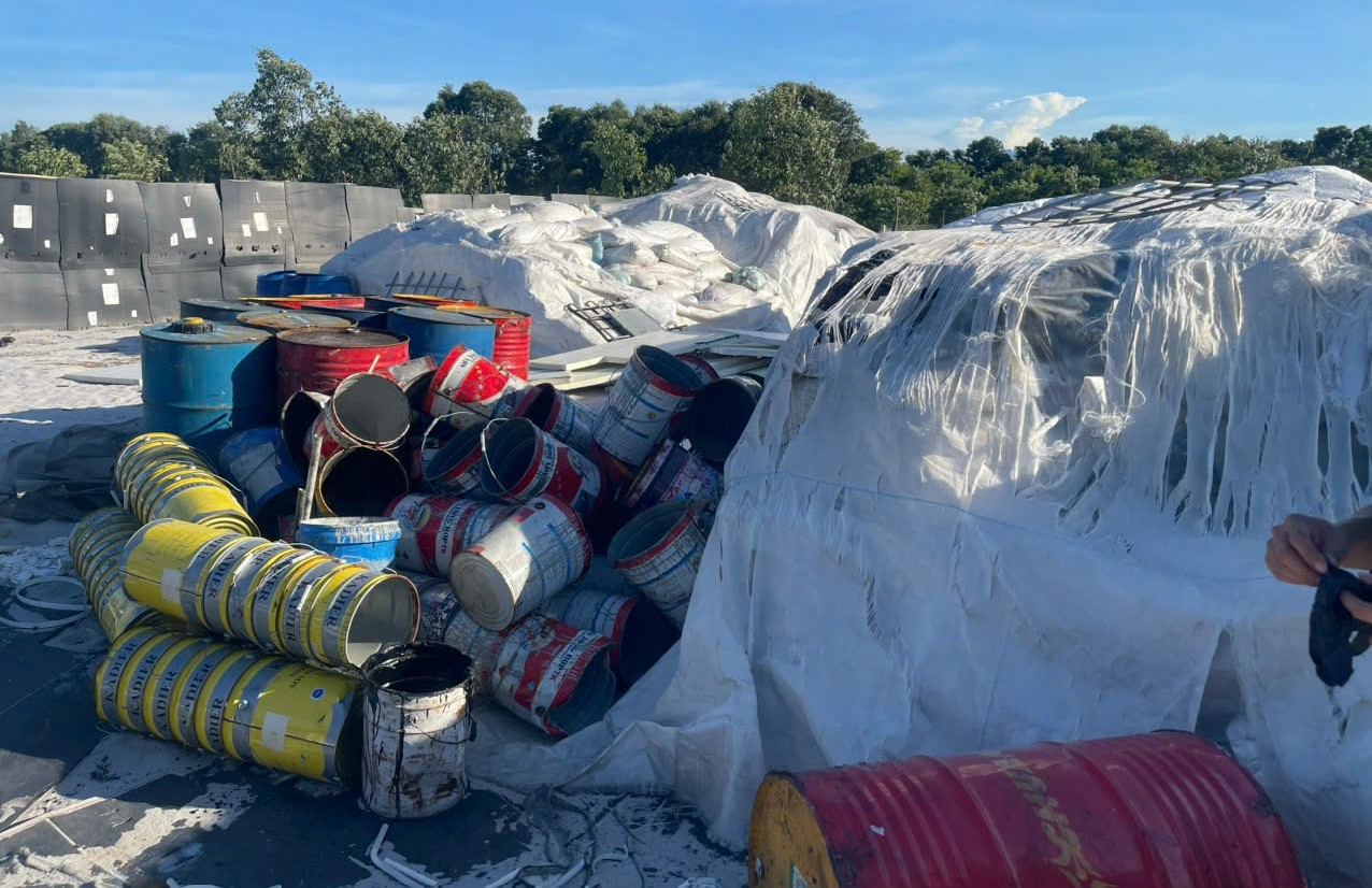 H&agrave;ng loạt vỏ th&ugrave;ng nhựa nghi đựng h&oacute;a chất ngổn ngang giữa khu d&acirc;n ở TP Huế- Ảnh 1.