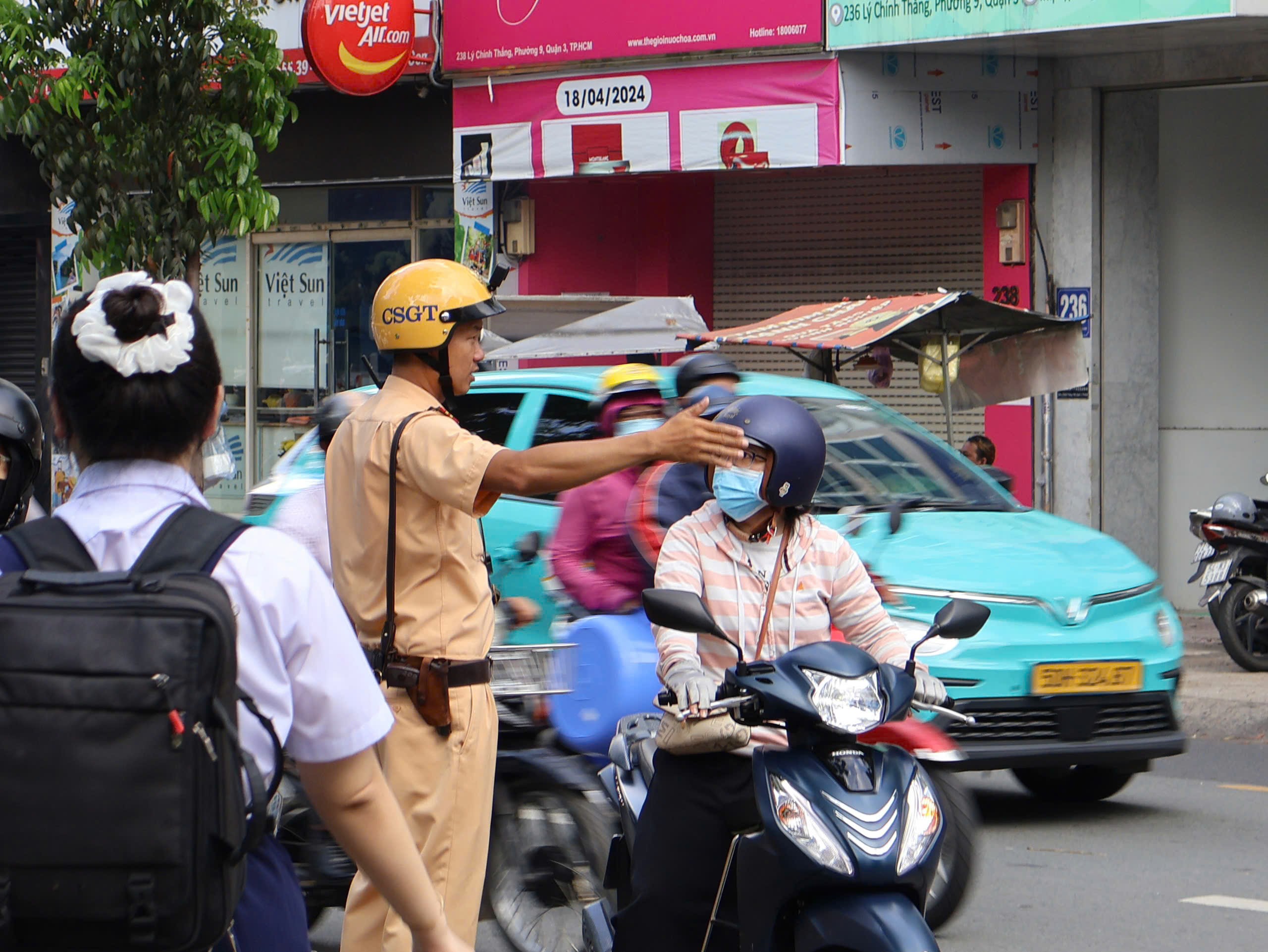 TP.HCM: Gần 76.500 thí sinh sẵn sàng trước kỳ thi tuyển sinh lớp 10- Ảnh 4. TP.HCM: Gần 76.500 thí sinh sẵn sàng trước kỳ thi tuyển sinh lớp 10- Ảnh 4.