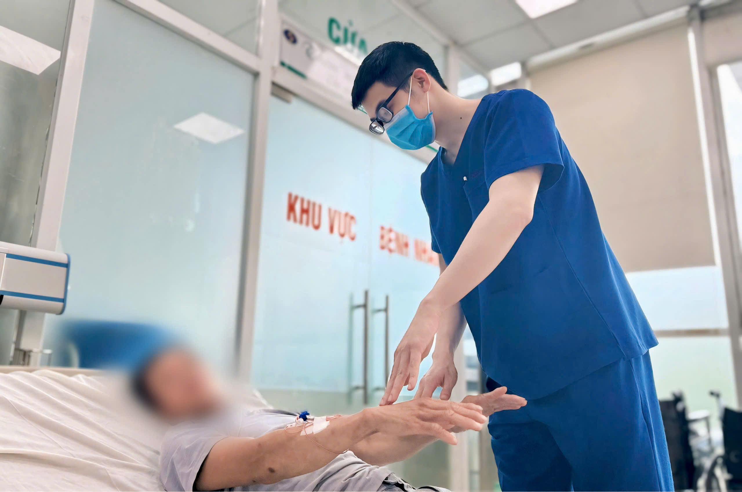 Nam c&ocirc;ng nh&acirc;n sốc nhiệt nguy kịch v&igrave; l&agrave;m việc ngo&agrave;i trời nắng gay gắt- Ảnh 1.