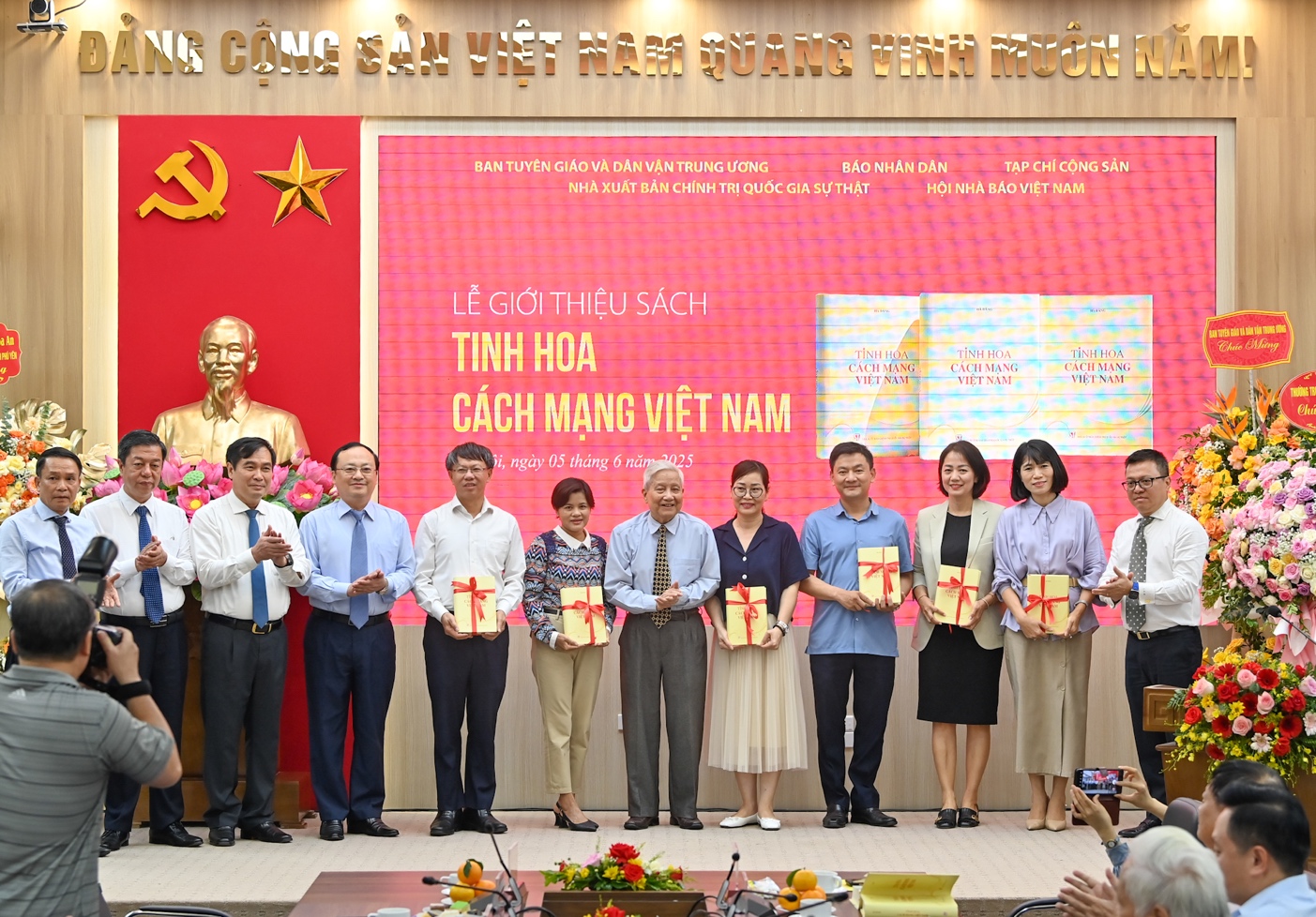 Ra mắt s&aacute;ch "Tinh hoa c&aacute;ch mạng Việt Nam" của nh&agrave; b&aacute;o H&agrave; Đăng- Ảnh 4.