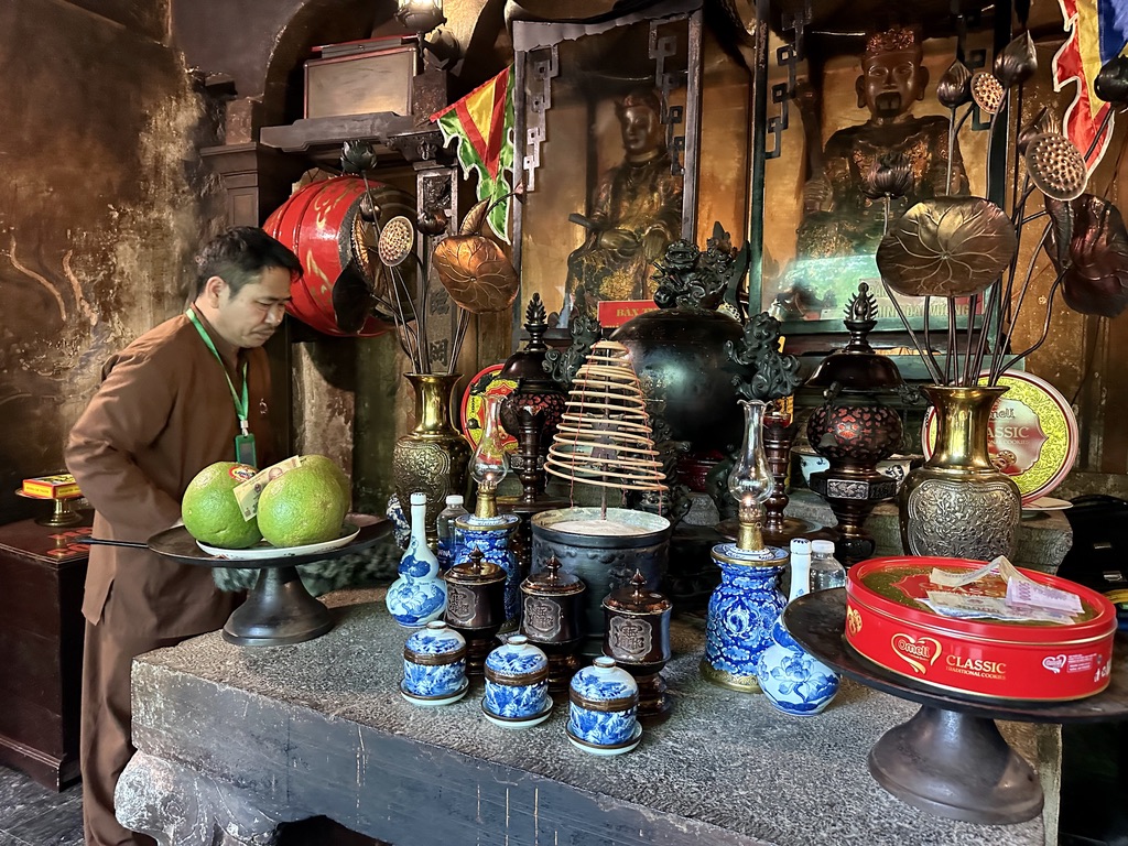 Chi&ecirc;m ngưỡng kiến tr&uacute;c đền Trần 700 năm tuổi giữa n&uacute;i rừng Tr&agrave;ng An- Ảnh 9.