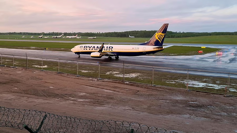 M&aacute;y bay Ryanair hạ c&aacute;nh khẩn cấp tại Đức do nhiễu động mạnh khiến 9 người bị thương- Ảnh 1.