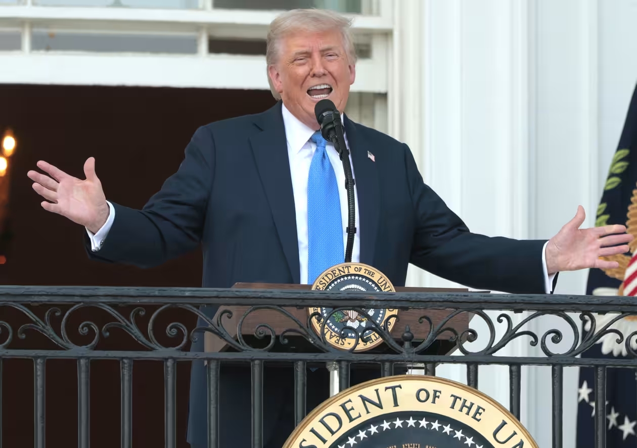 Tổng thống Trump k&yacute; sắc lệnh cấm c&ocirc;ng d&acirc;n 12 quốc gia nhập cảnh v&agrave;o Mỹ- Ảnh 1.