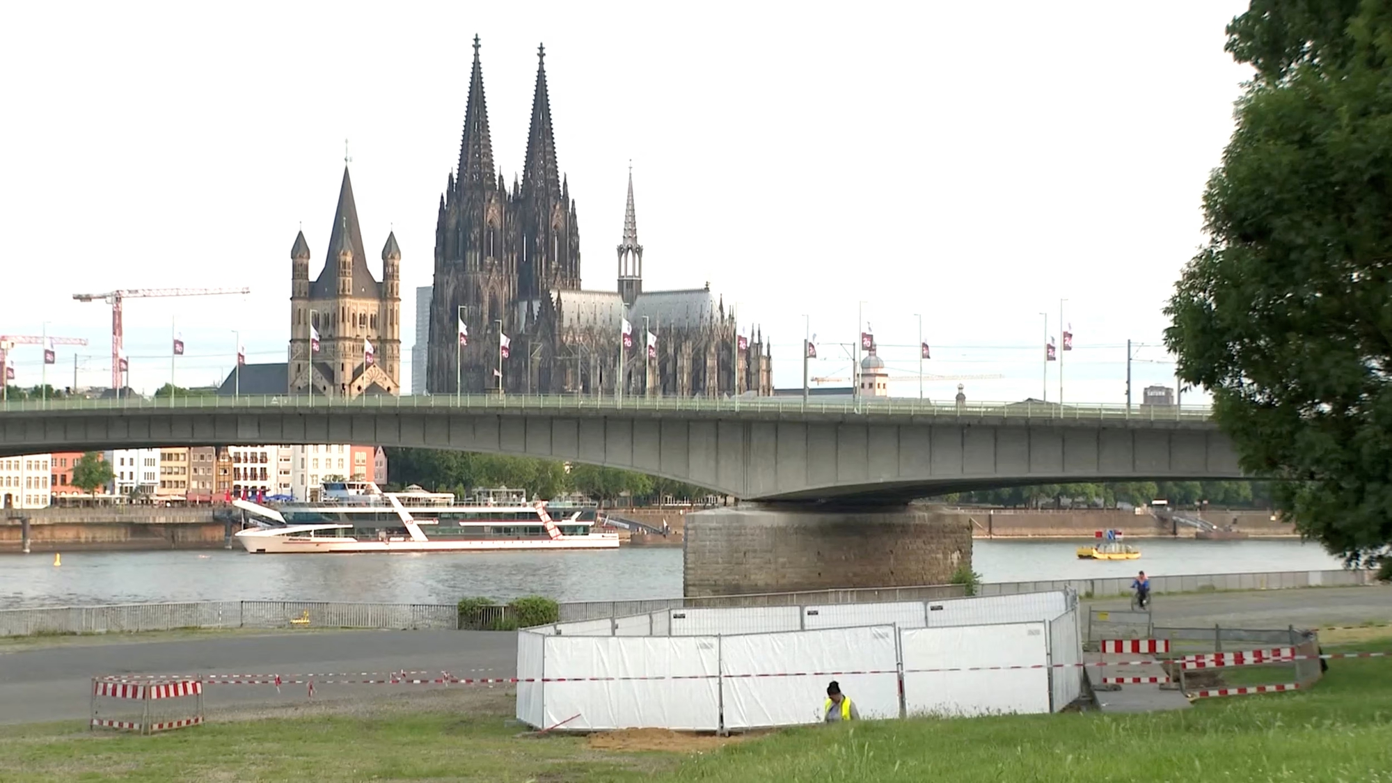 Cologne, Đức sơ t&aacute;n h&agrave;ng ngh&igrave;n người d&acirc;n do ph&aacute;t hiện 3 quả bom từ Thế chiến II- Ảnh 1.