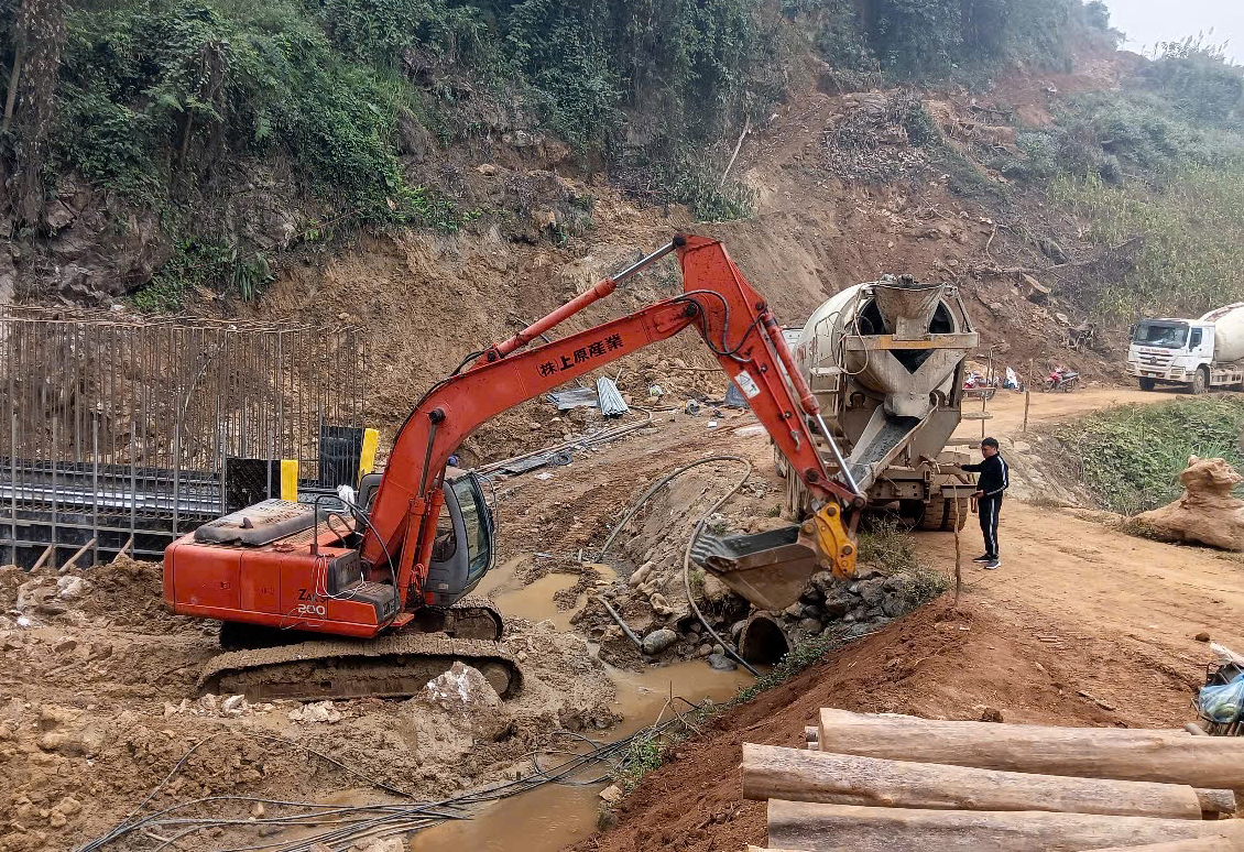 Đường kết nối Tây Bắc: Tranh thủ bảo dưỡng máy ngày mưa để tăng tốc khi trời nắng- Ảnh 4. Đường kết nối Tây Bắc: Tranh thủ bảo dưỡng máy ngày mưa để tăng tốc khi trời nắng- Ảnh 4.