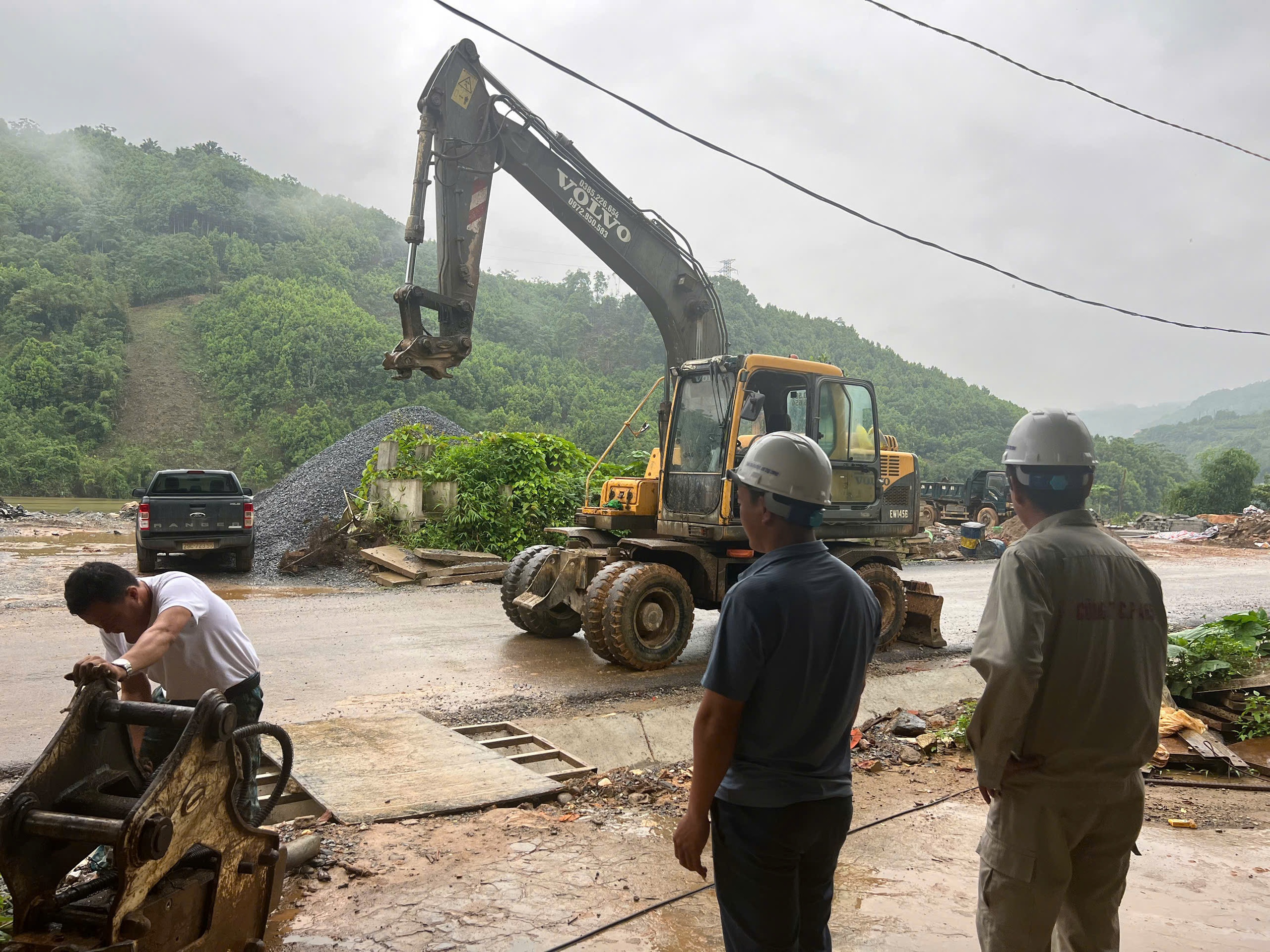 Đường kết nối Tây Bắc: Tranh thủ bảo dưỡng máy ngày mưa để tăng tốc khi trời nắng- Ảnh 2. Đường kết nối Tây Bắc: Tranh thủ bảo dưỡng máy ngày mưa để tăng tốc khi trời nắng- Ảnh 2.