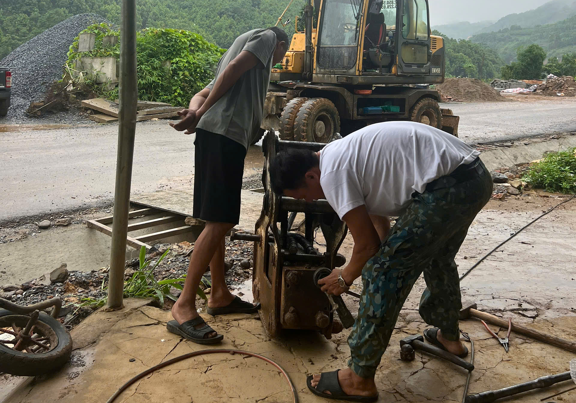 Đường kết nối Tây Bắc: Tranh thủ bảo dưỡng máy ngày mưa để tăng tốc khi trời nắng- Ảnh 3. Đường kết nối Tây Bắc: Tranh thủ bảo dưỡng máy ngày mưa để tăng tốc khi trời nắng- Ảnh 3.