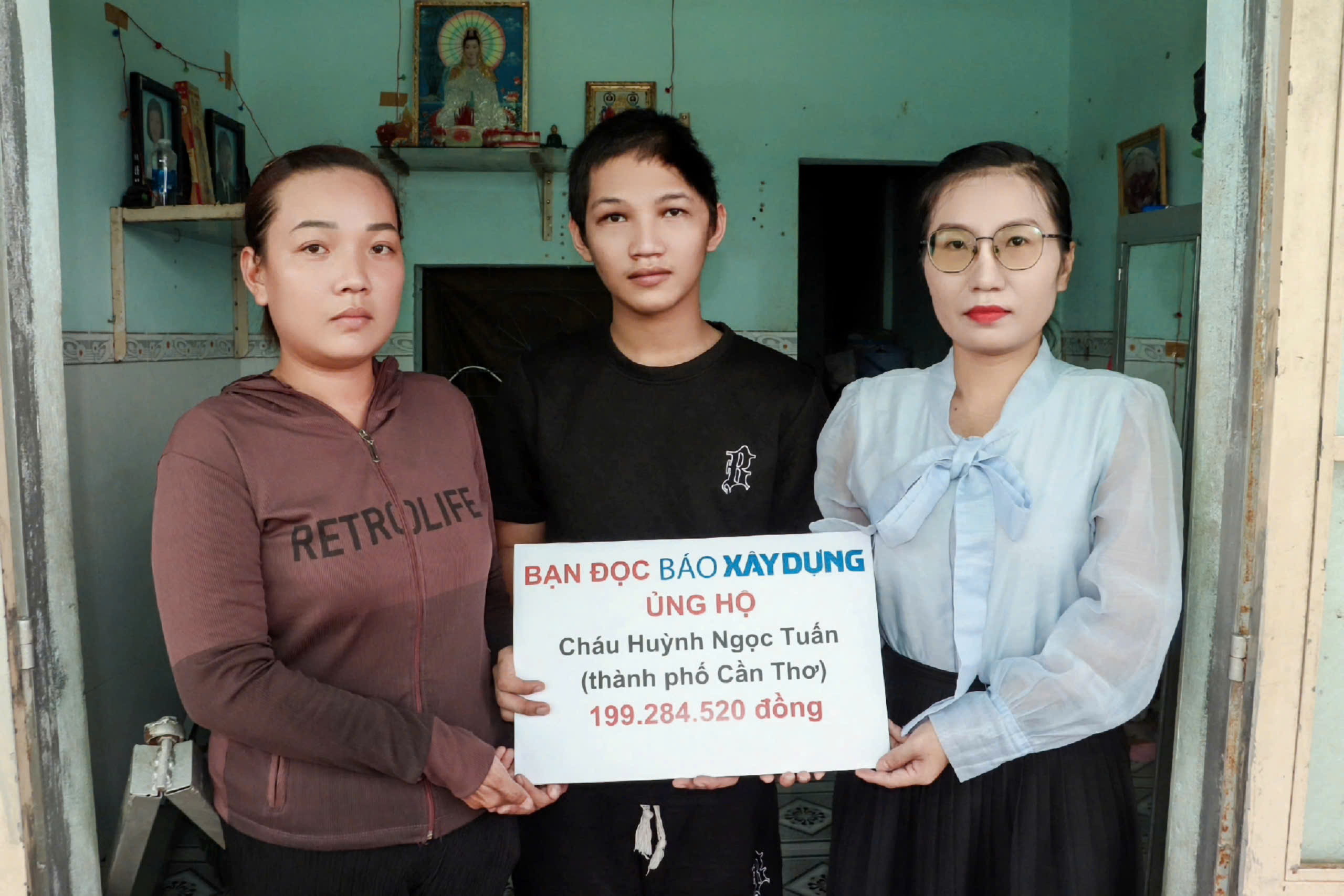 B&aacute;o X&acirc;y dựng trao gần 200 triệu đồng gi&uacute;p thiếu ni&ecirc;n gh&eacute;p sọ sau tai nạn giao th&ocirc;ng- Ảnh 1.