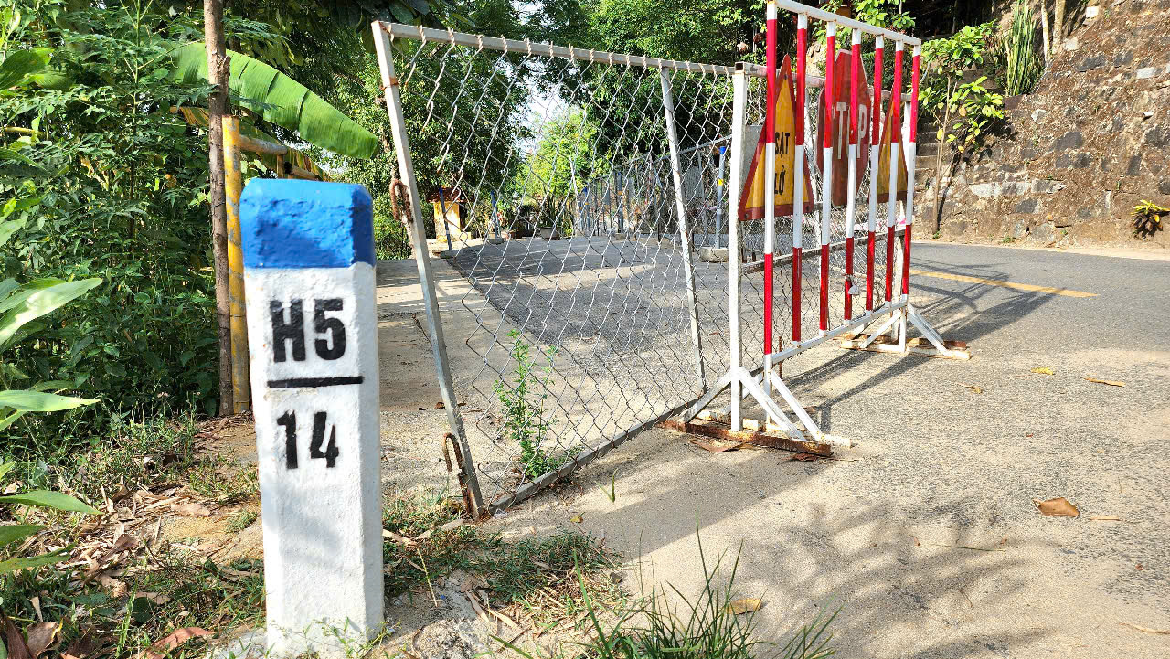 Tỉnh lộ huyết mạch ở Quảng Ng&atilde;i sạt lở hơn 6 th&aacute;ng tiếp tục ăn s&acirc;u v&agrave;o mặt đường- Ảnh 3.