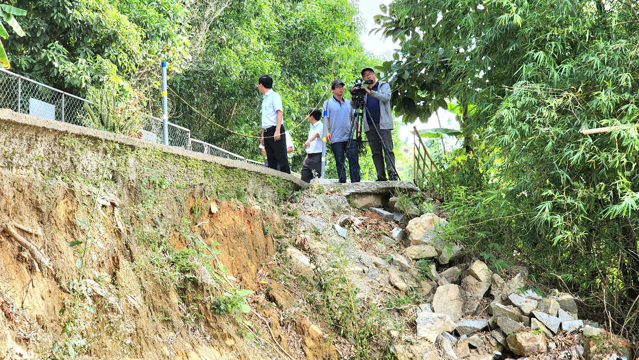 Tỉnh lộ huyết mạch ở Quảng Ng&atilde;i sạt lở hơn 6 th&aacute;ng tiếp tục ăn s&acirc;u v&agrave;o mặt đường- Ảnh 2.