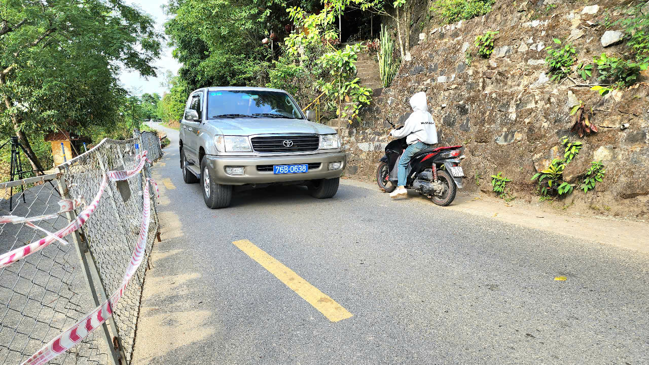 Tỉnh lộ huyết mạch ở Quảng Ng&atilde;i sạt lở hơn 6 th&aacute;ng tiếp tục ăn s&acirc;u v&agrave;o mặt đường- Ảnh 9.