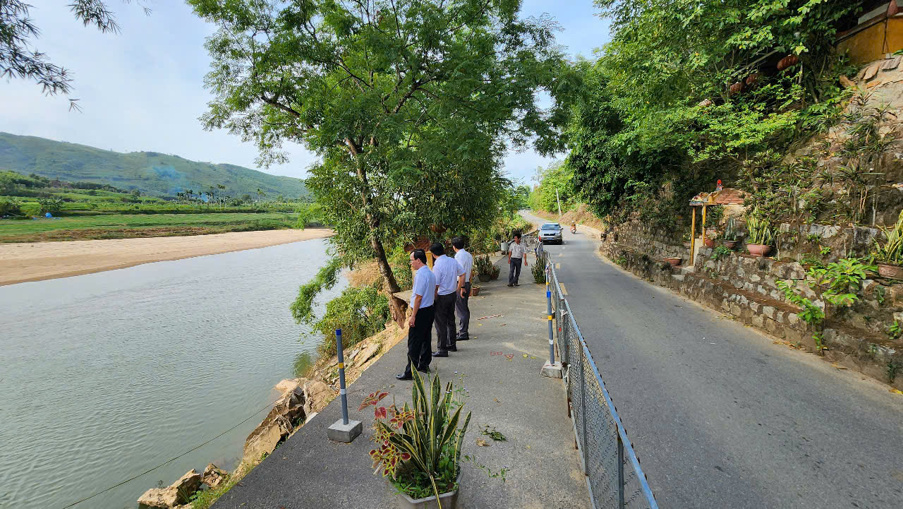 Tỉnh lộ huyết mạch ở Quảng Ng&atilde;i sạt lở hơn 6 th&aacute;ng tiếp tục ăn s&acirc;u v&agrave;o mặt đường- Ảnh 8.