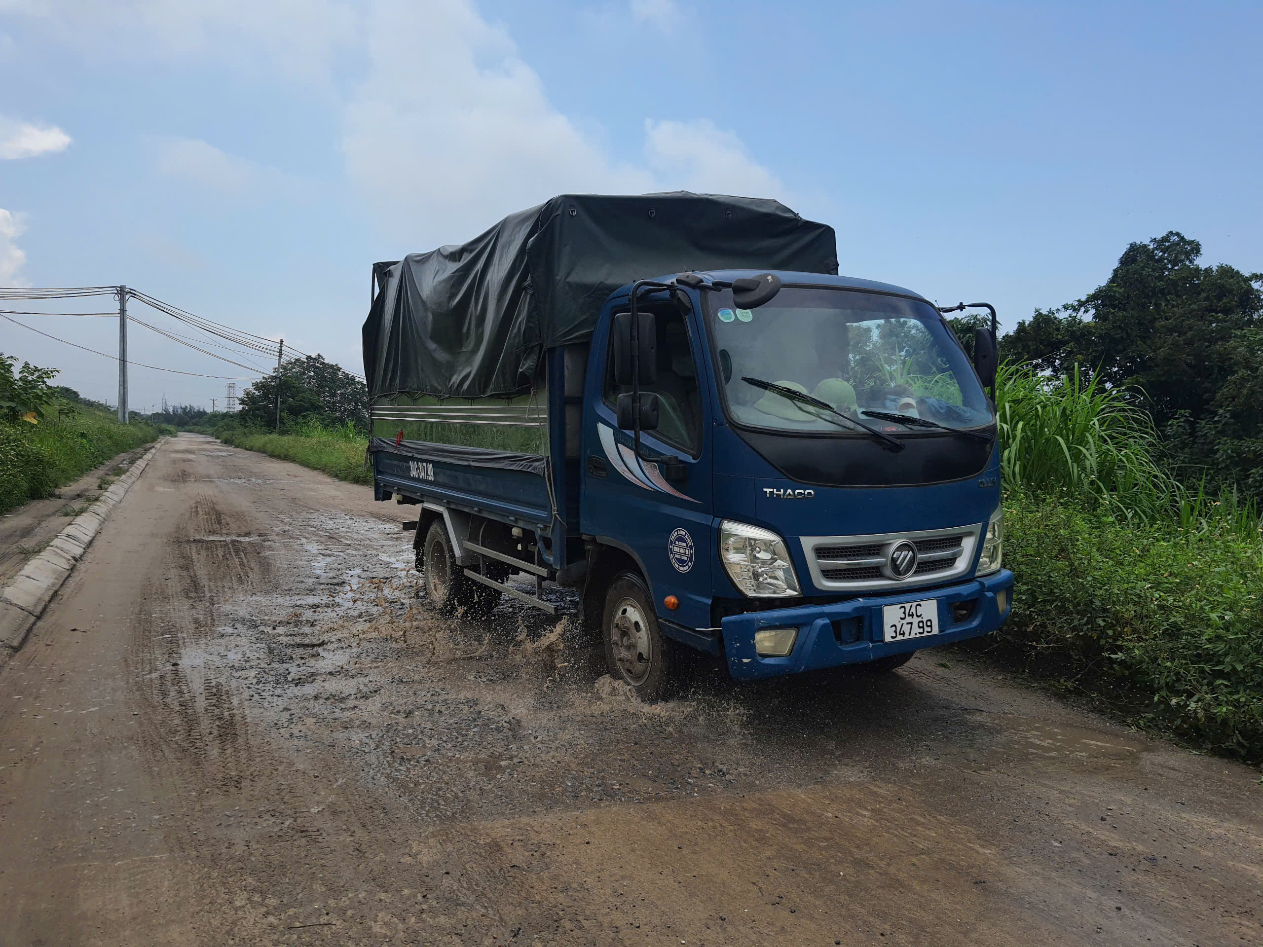 Đường gom đ&ecirc; hữu s&ocirc;ng Th&aacute;i B&igrave;nh xuống cấp, người d&acirc;n khốn khổ khi đi lại- Ảnh 7.