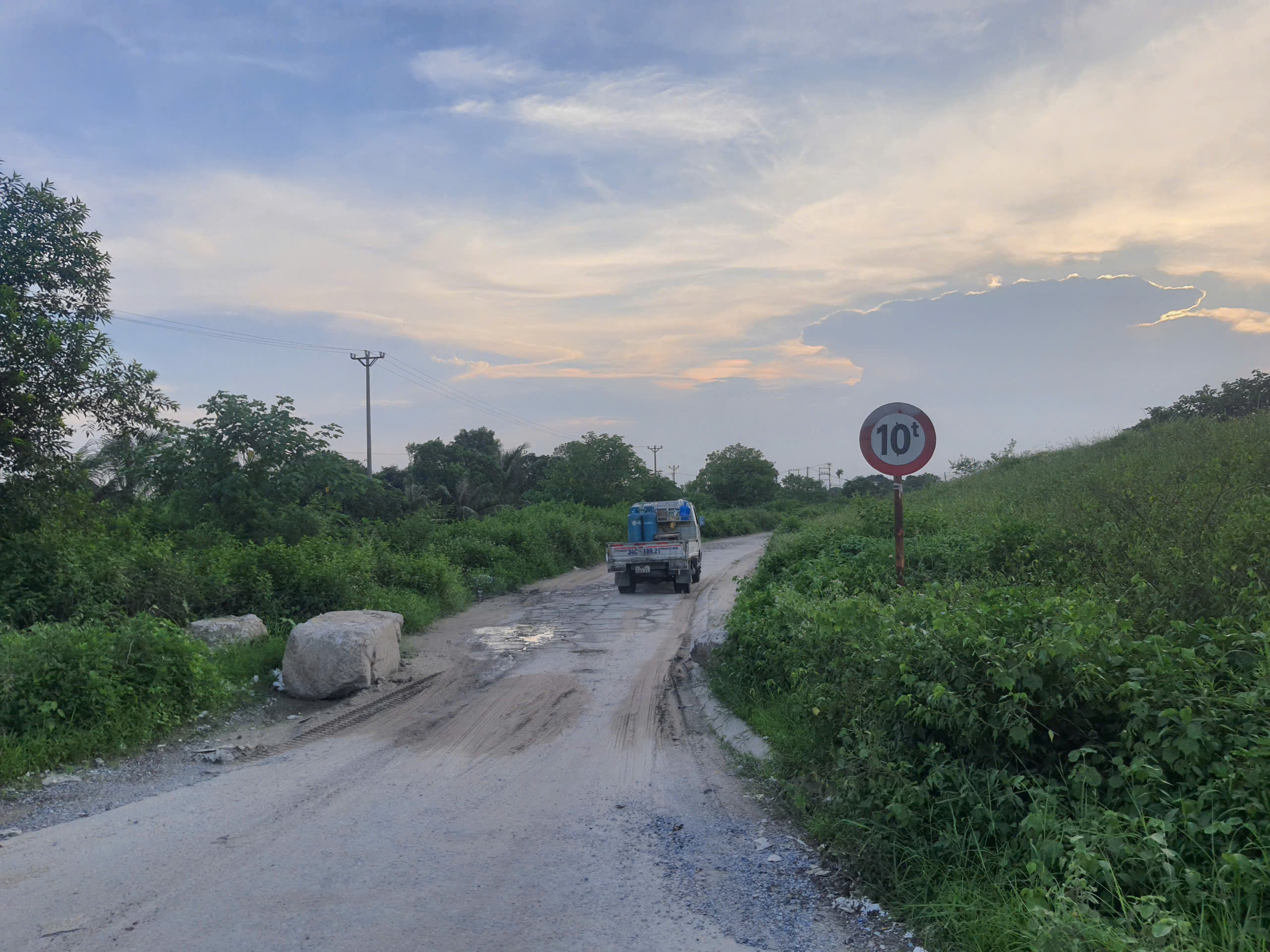 Đường gom đ&ecirc; hữu s&ocirc;ng Th&aacute;i B&igrave;nh xuống cấp, người d&acirc;n khốn khổ khi đi lại- Ảnh 2.