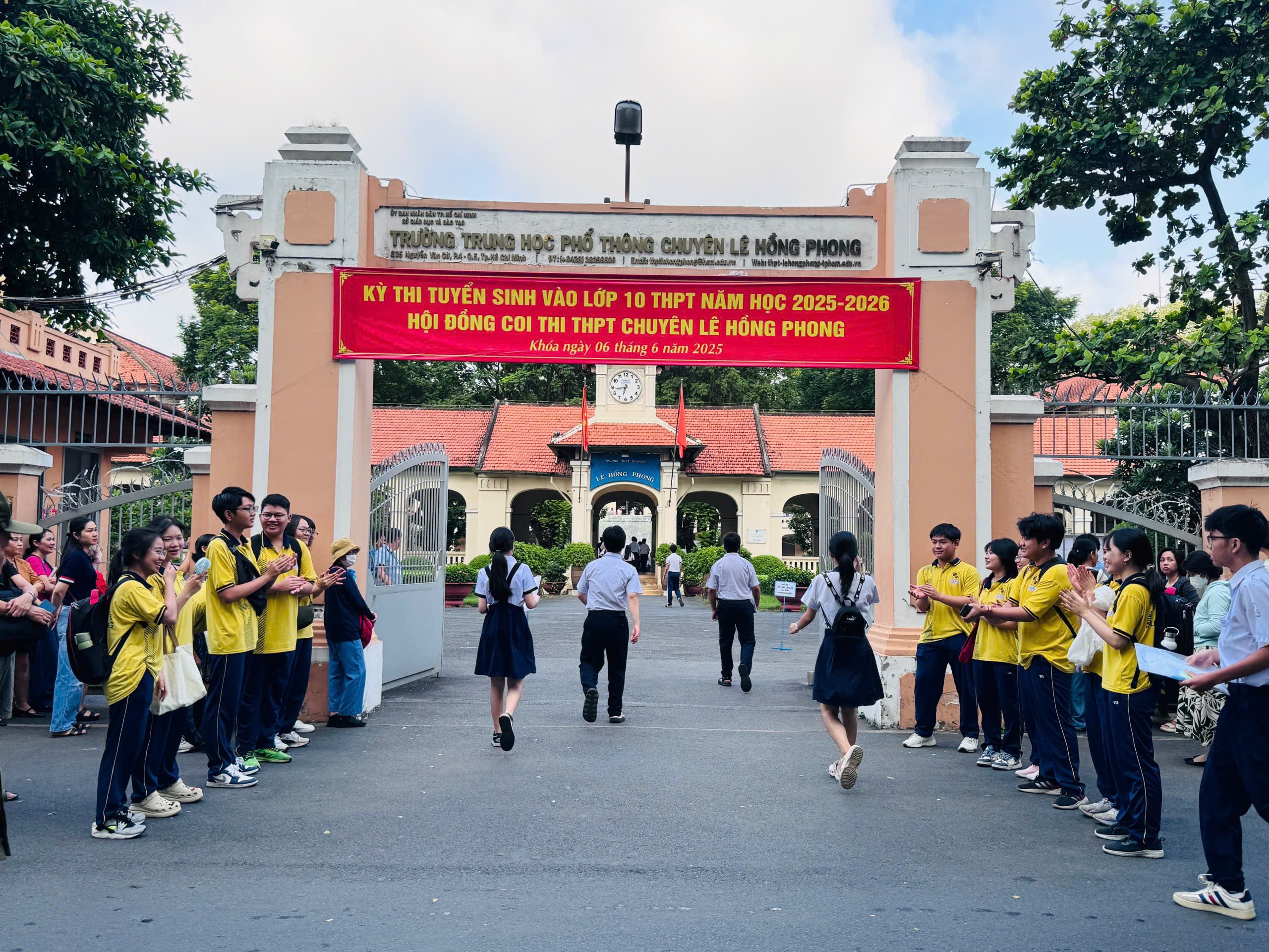 Sĩ tử TP.HCM tự tin bước v&agrave;o kỳ thi tuyển sinh lớp 10- Ảnh 1.