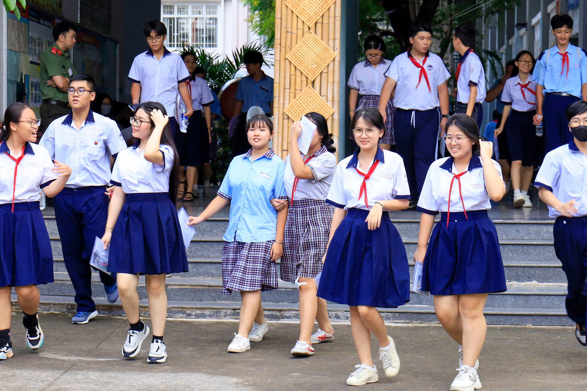 TP.HCM: Th&iacute; sinh bị lập bi&ecirc;n bản v&igrave; đ&aacute;nh dấu k&yacute; tự lạ, viết hai m&agrave;u mực tr&ecirc;n b&agrave;i thi- Ảnh 1.