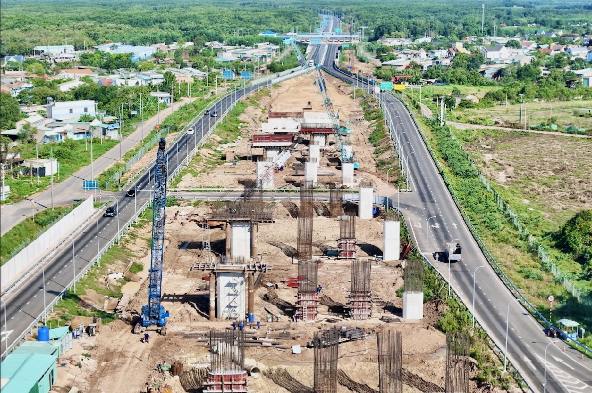 Gỡ vướng mặt bằng, đẩy nhanh tiến độ cầu nối hai cao tốc qua Đồng Nai- Ảnh 2.