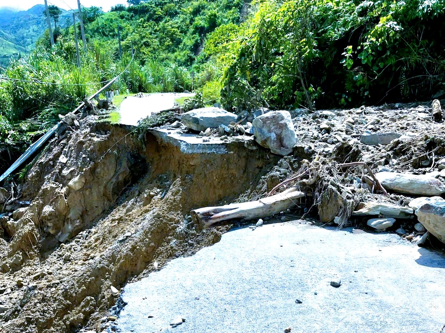 Mưa lũ gây thiệt hại hơn 40 tỷ đồng huyện miền núi Nghệ An- Ảnh 2. Mưa lũ gây thiệt hại hơn 40 tỷ đồng huyện miền núi Nghệ An- Ảnh 2.
