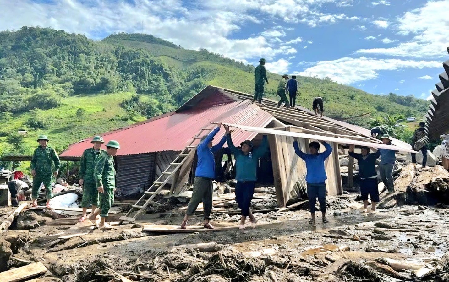 Mưa lũ gây thiệt hại hơn 40 tỷ đồng huyện miền núi Nghệ An- Ảnh 3. Mưa lũ gây thiệt hại hơn 40 tỷ đồng huyện miền núi Nghệ An- Ảnh 3.