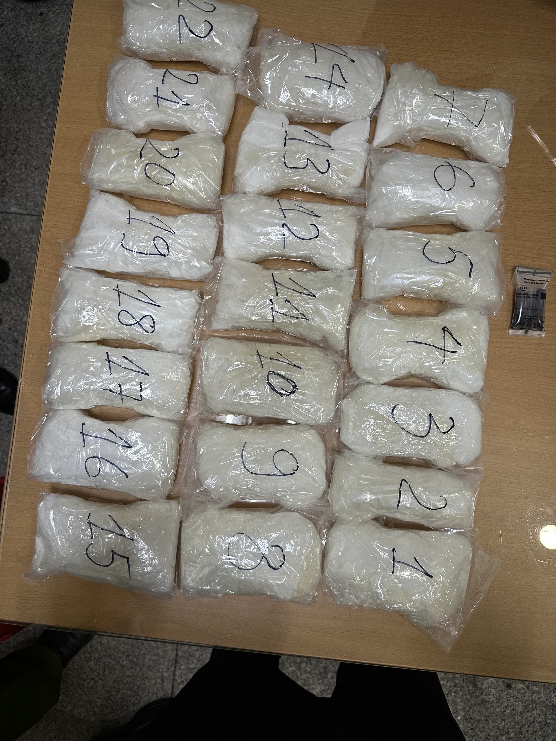 Bắt giữ 5kg ma t&uacute;y đ&aacute; giấu trong thớt gỗ qua s&acirc;n bay T&acirc;n Sơn Nhất- Ảnh 2.