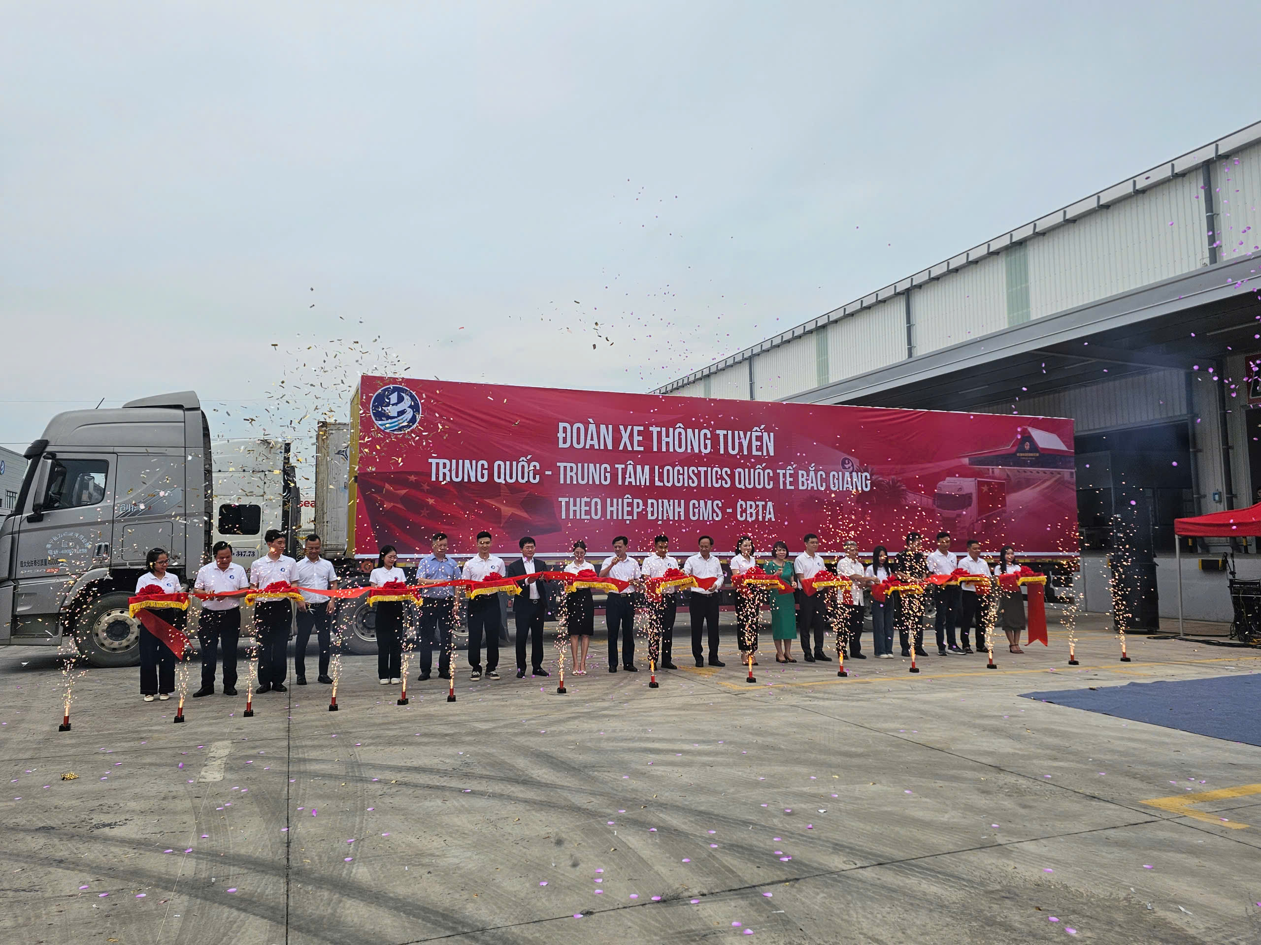 Đ&oacute;n chuyến xe đầu ti&ecirc;n th&ocirc;ng tuyến quốc tế về Trung t&acirc;m Logistics quốc tế Bắc Giang- Ảnh 1.