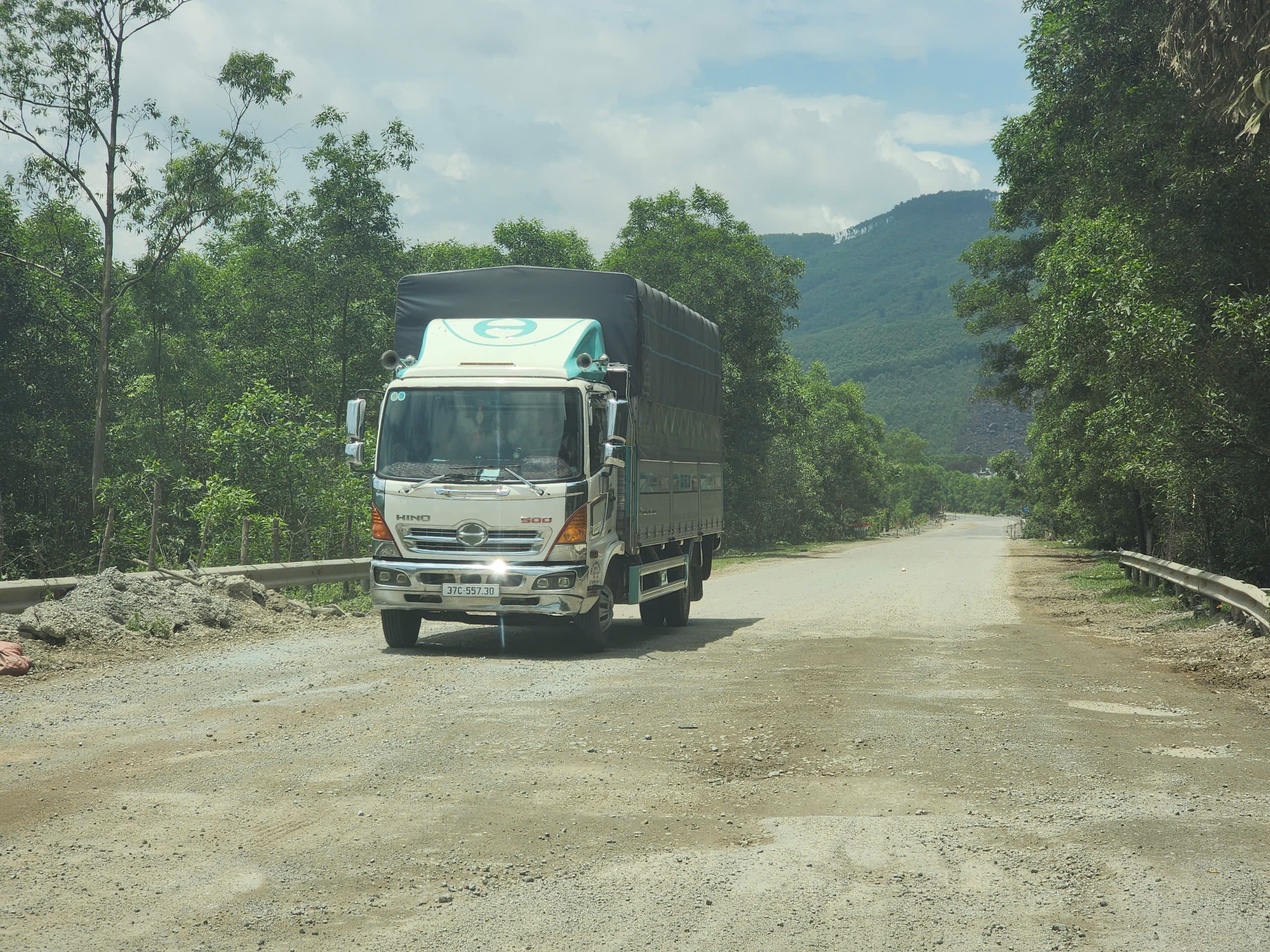 Khẩn trương khắc phục c&aacute;c tuyến đường xuống cấp do phục vụ dự &aacute;n cao tốc qua H&agrave; Tĩnh- Ảnh 3.